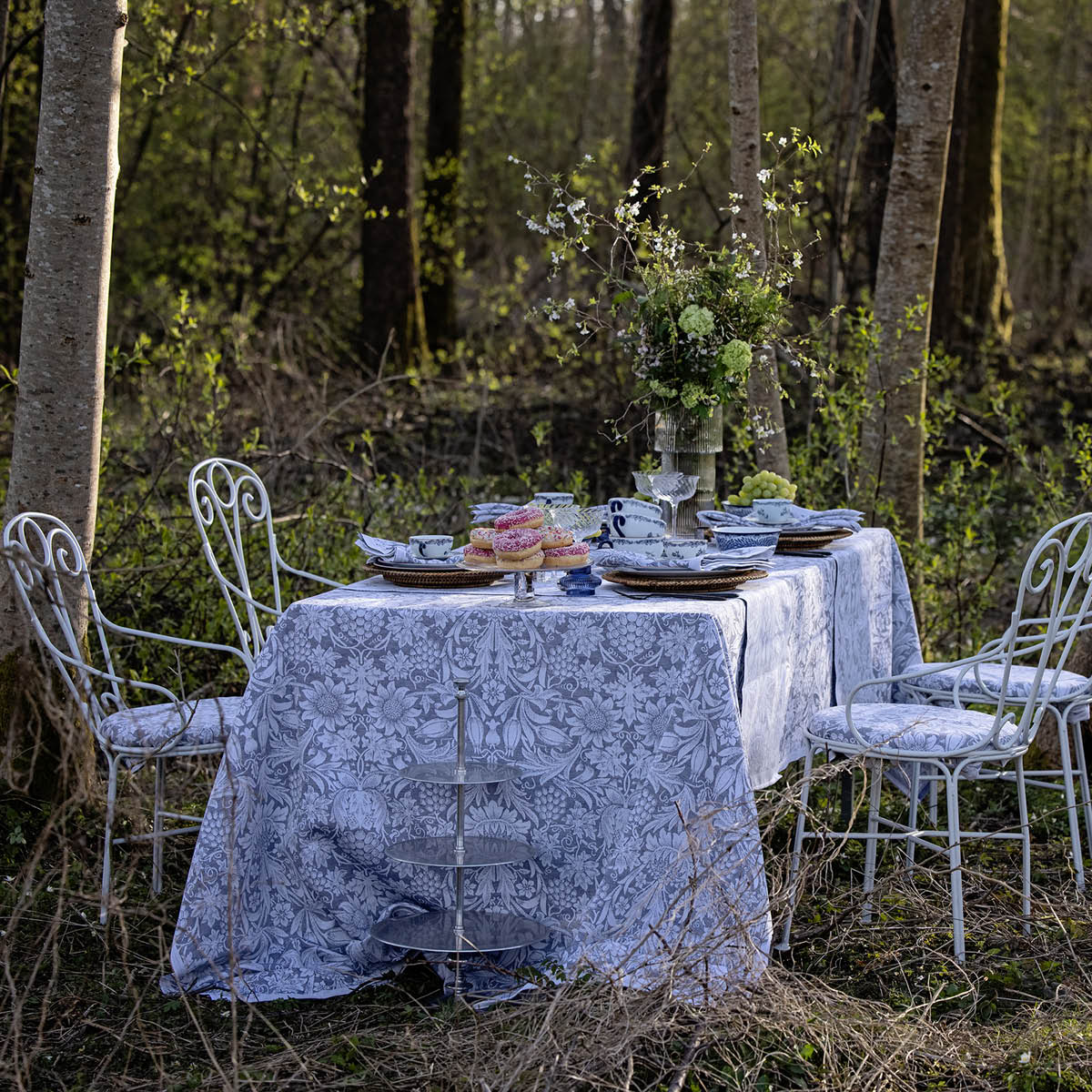 Ekelund Sunflower duk 150x300 cm mörkblå