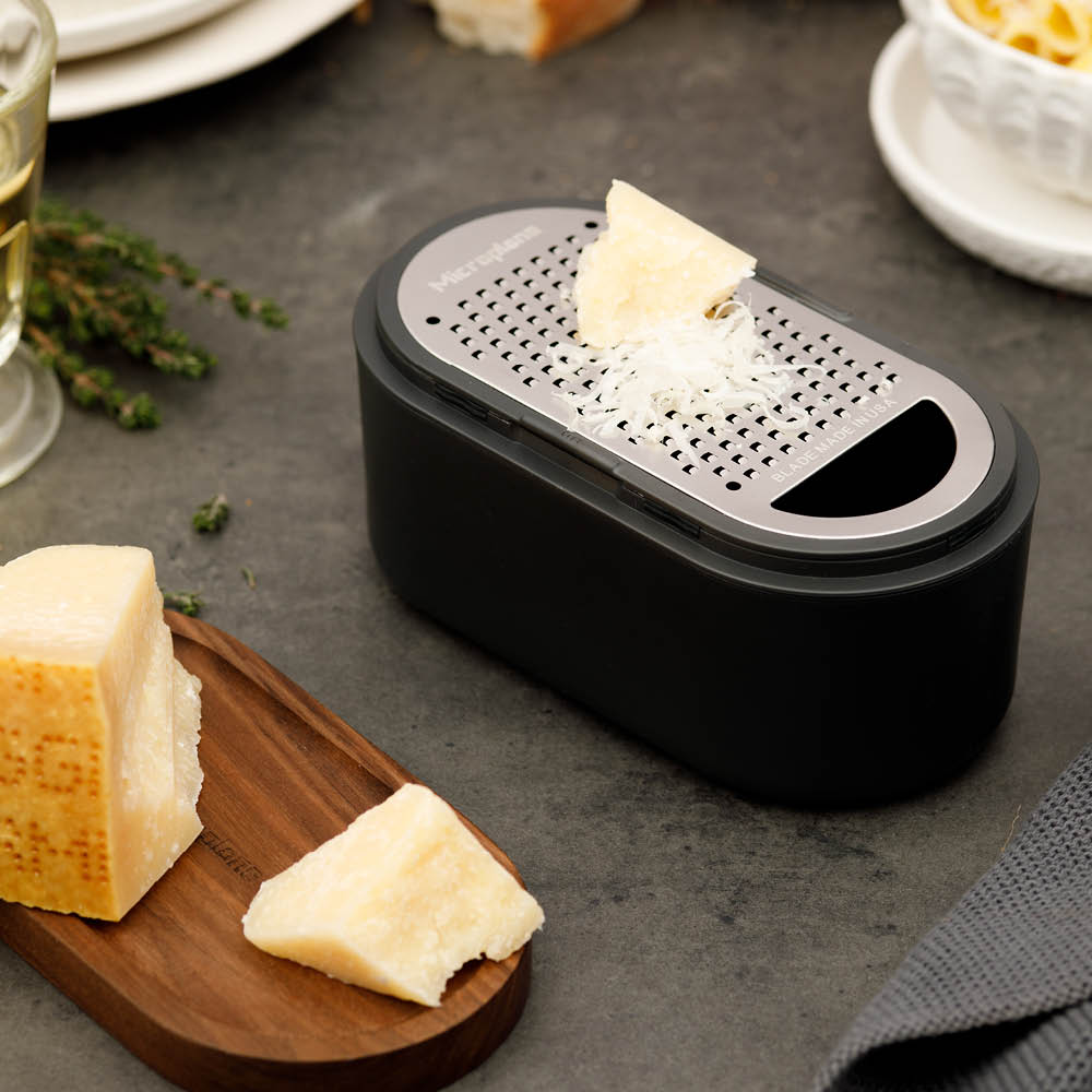 Microplane Container Grater rivjärn med behållare antracit/valnöt