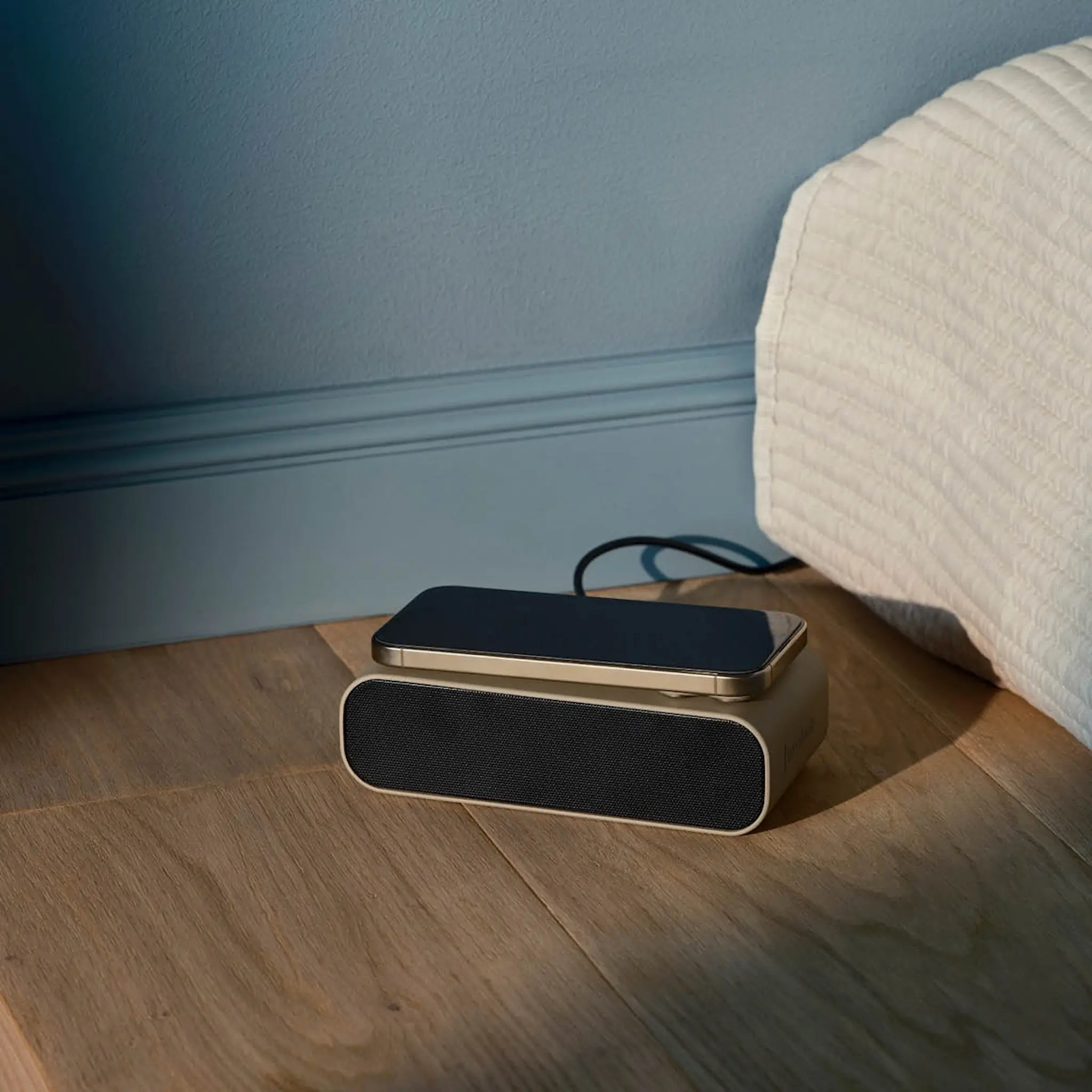 Kreafunk Wakie vekkerklokke med Wake-up light og Qi 16x8x4,5 cm ivory sand