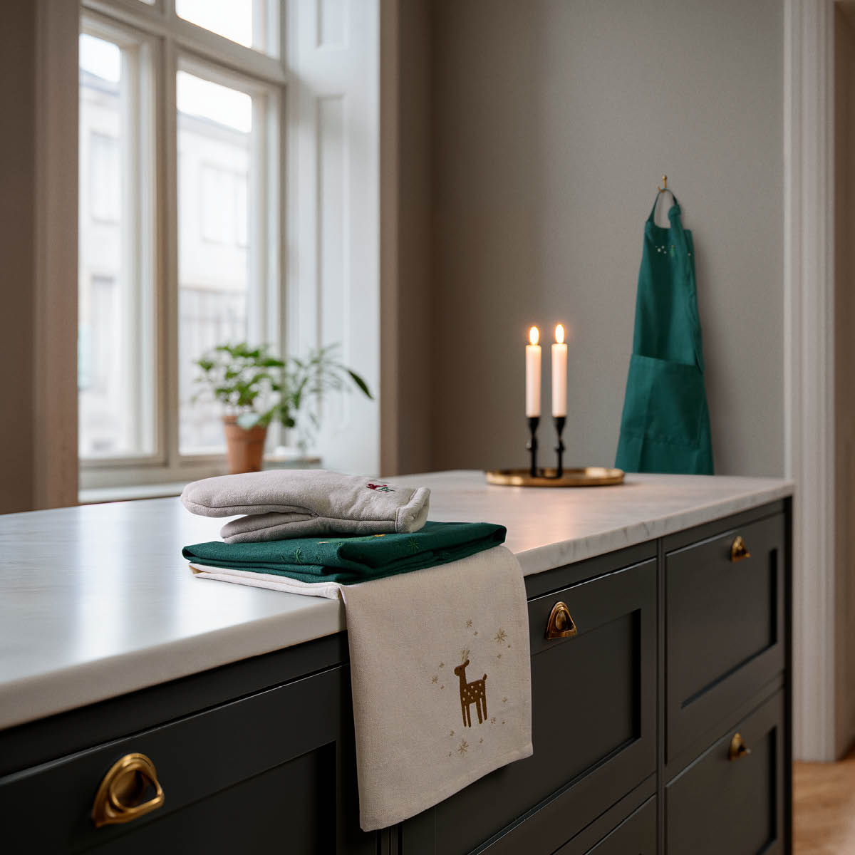 Juna Christmas Fable kökshandduk 50x70 cm grön