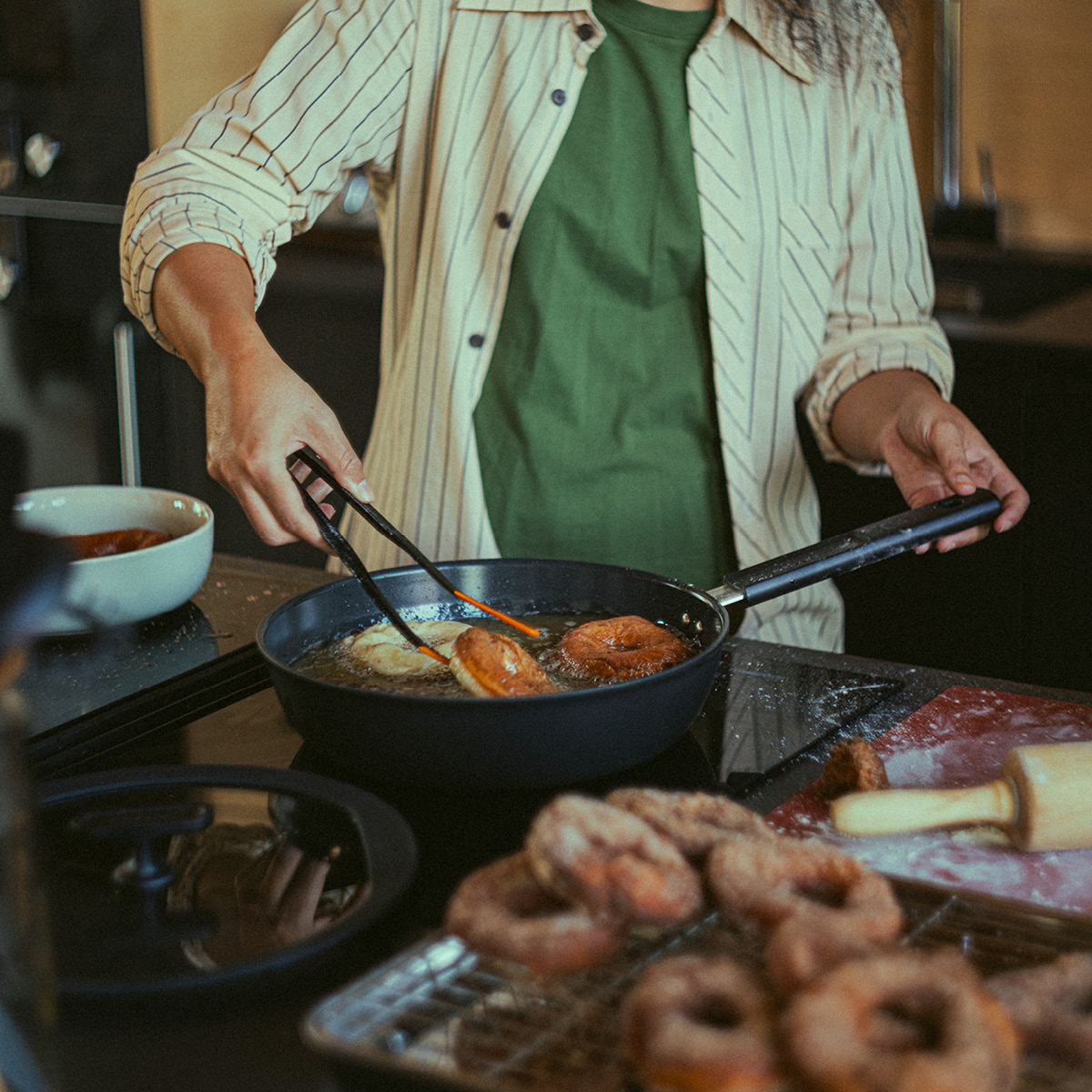 Fiskars Hard Face Keraaminen Paistokasari kannella 28 cm