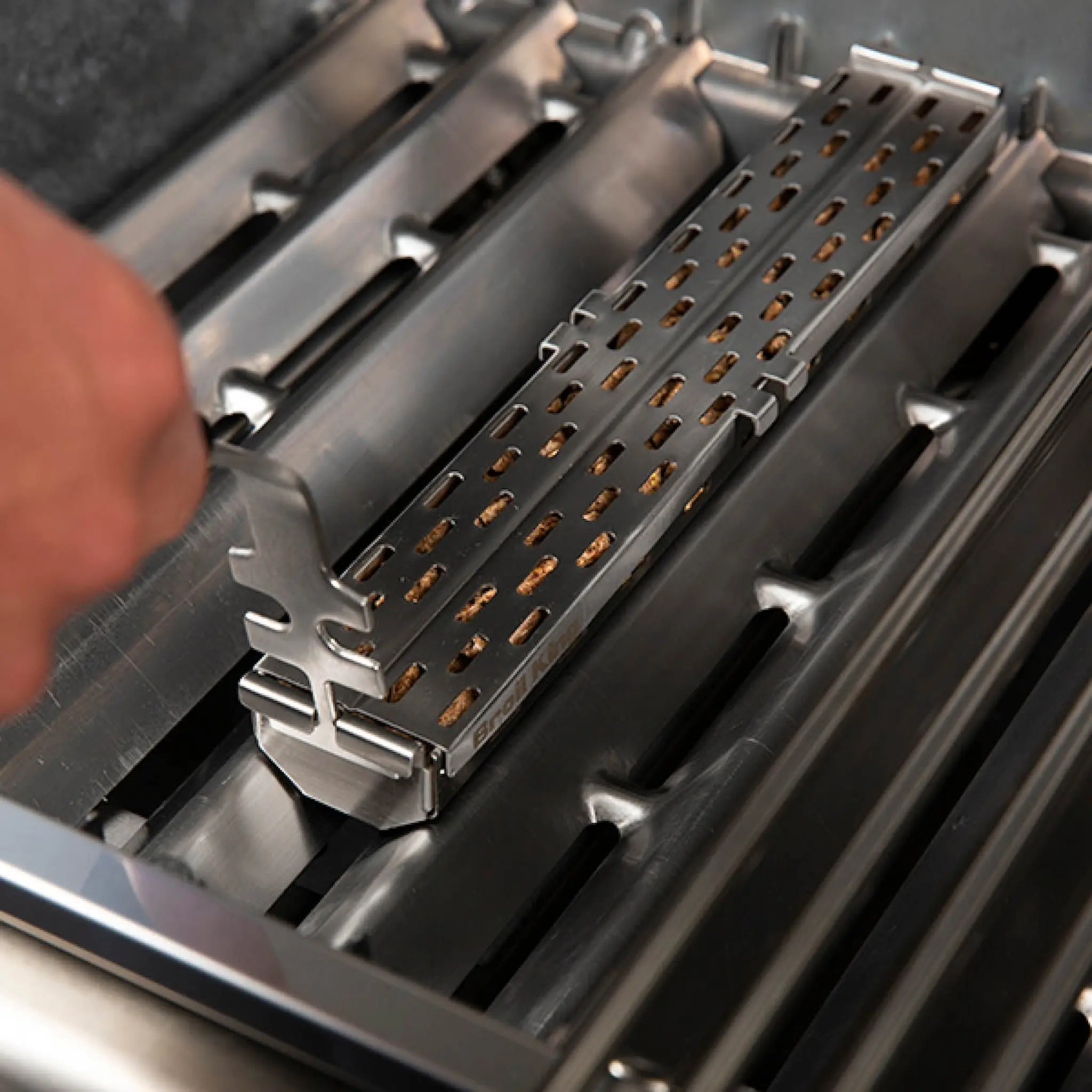 Broil King Savustuslaatikko pelleteille 7x35 cm Teräs