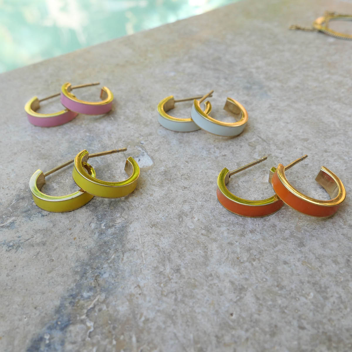 A&C Oslo AS Steel - Enamel Coll øredobber 16 mm hvit/gull