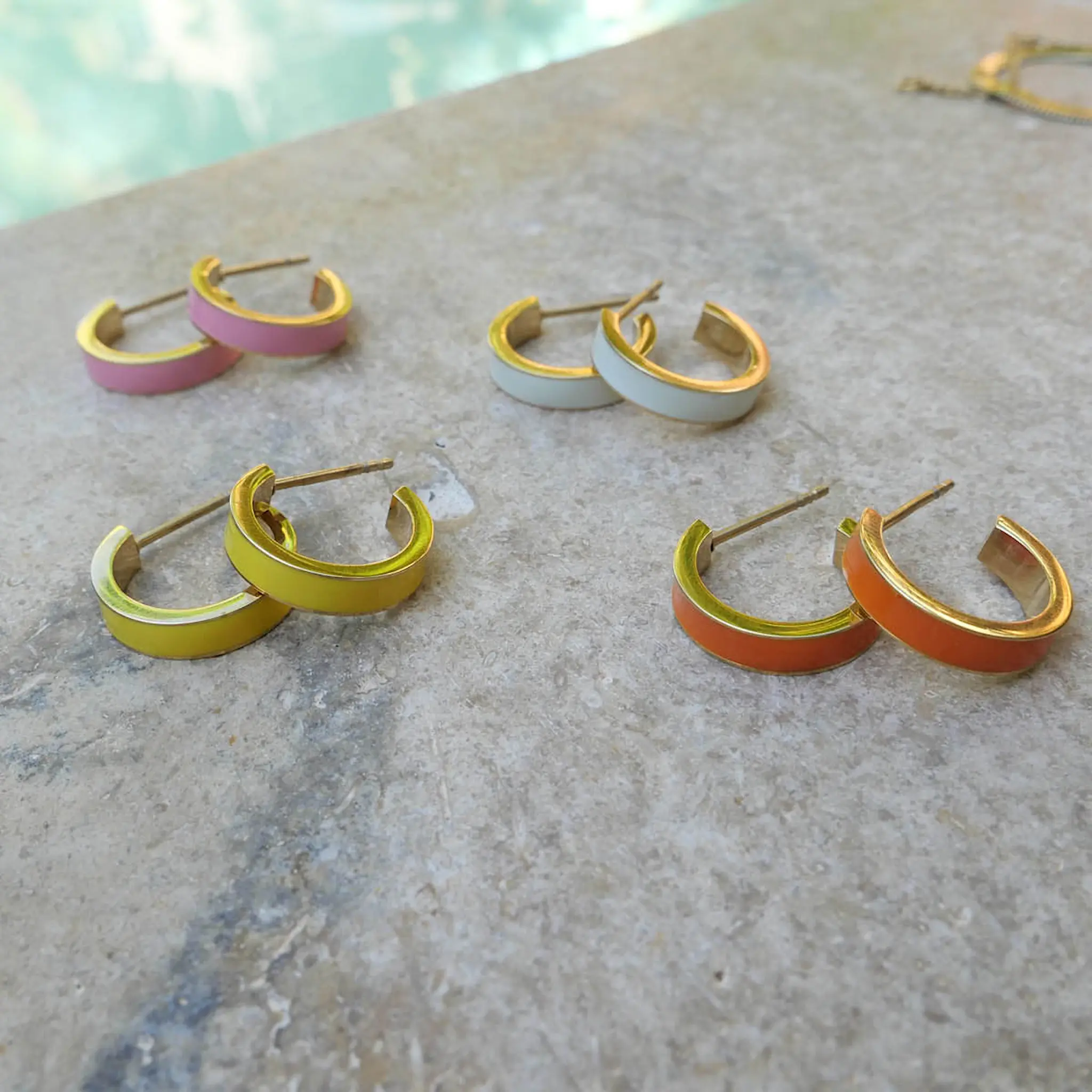 A&C Oslo AS Steel - Enamel Coll øredobber 16 mm hvit/gull