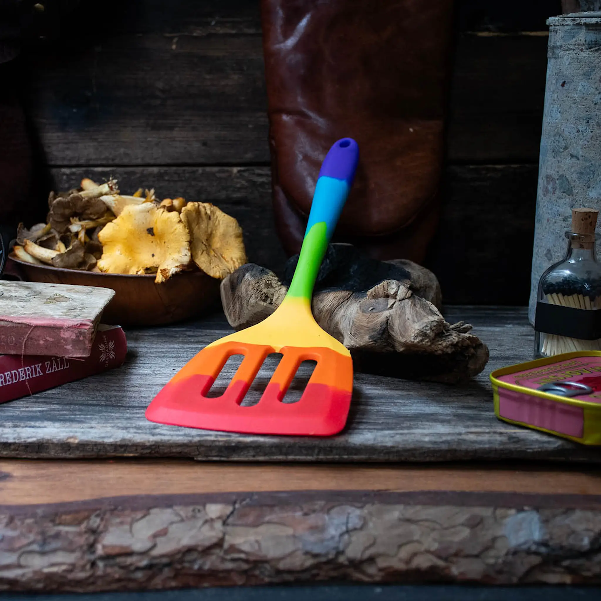 Taylor's Stekespade perforert silikon 30 cm regnbuefarget