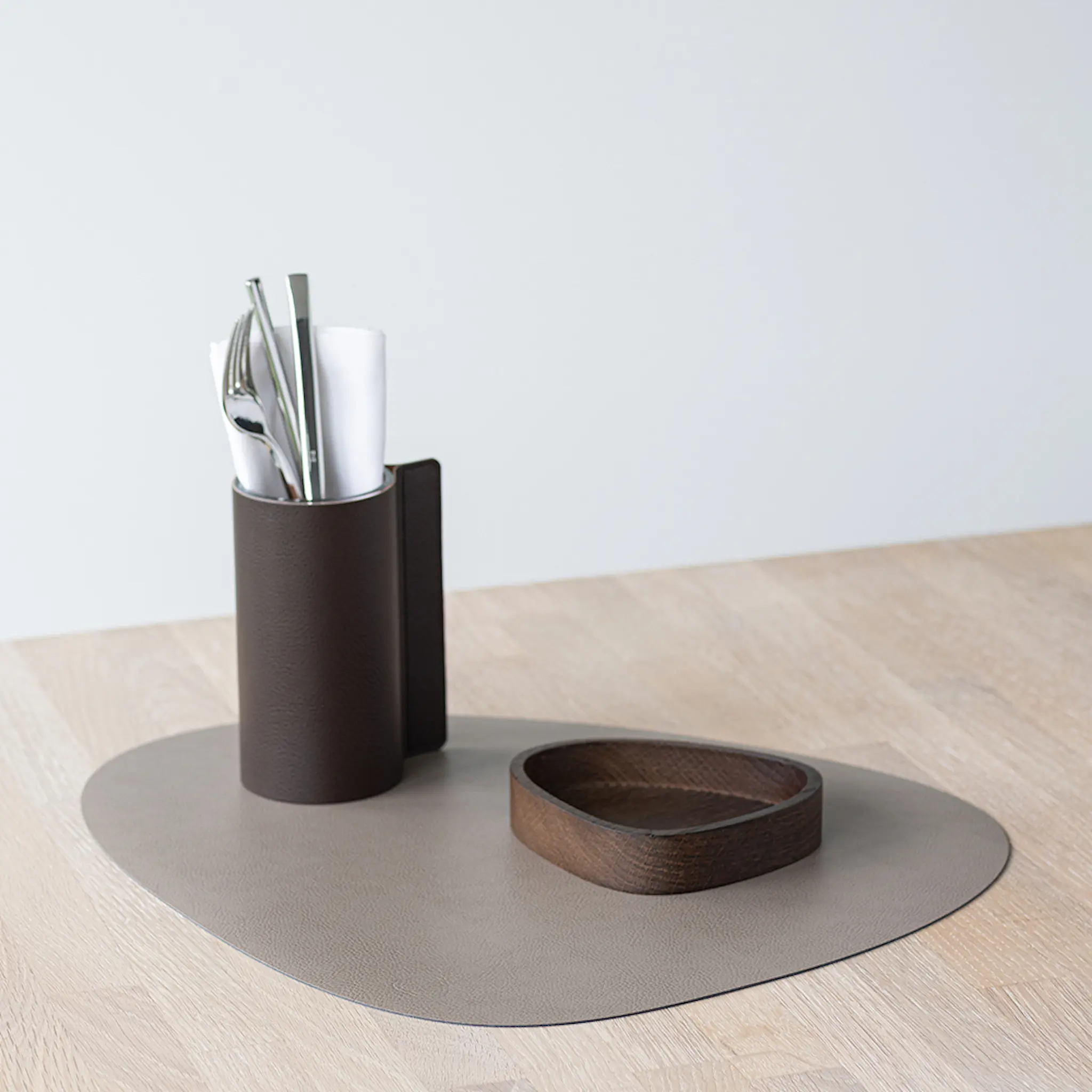 LIND DNA Curve Leather Serene Pöytätabletti L 37x44 cm Mole Grey