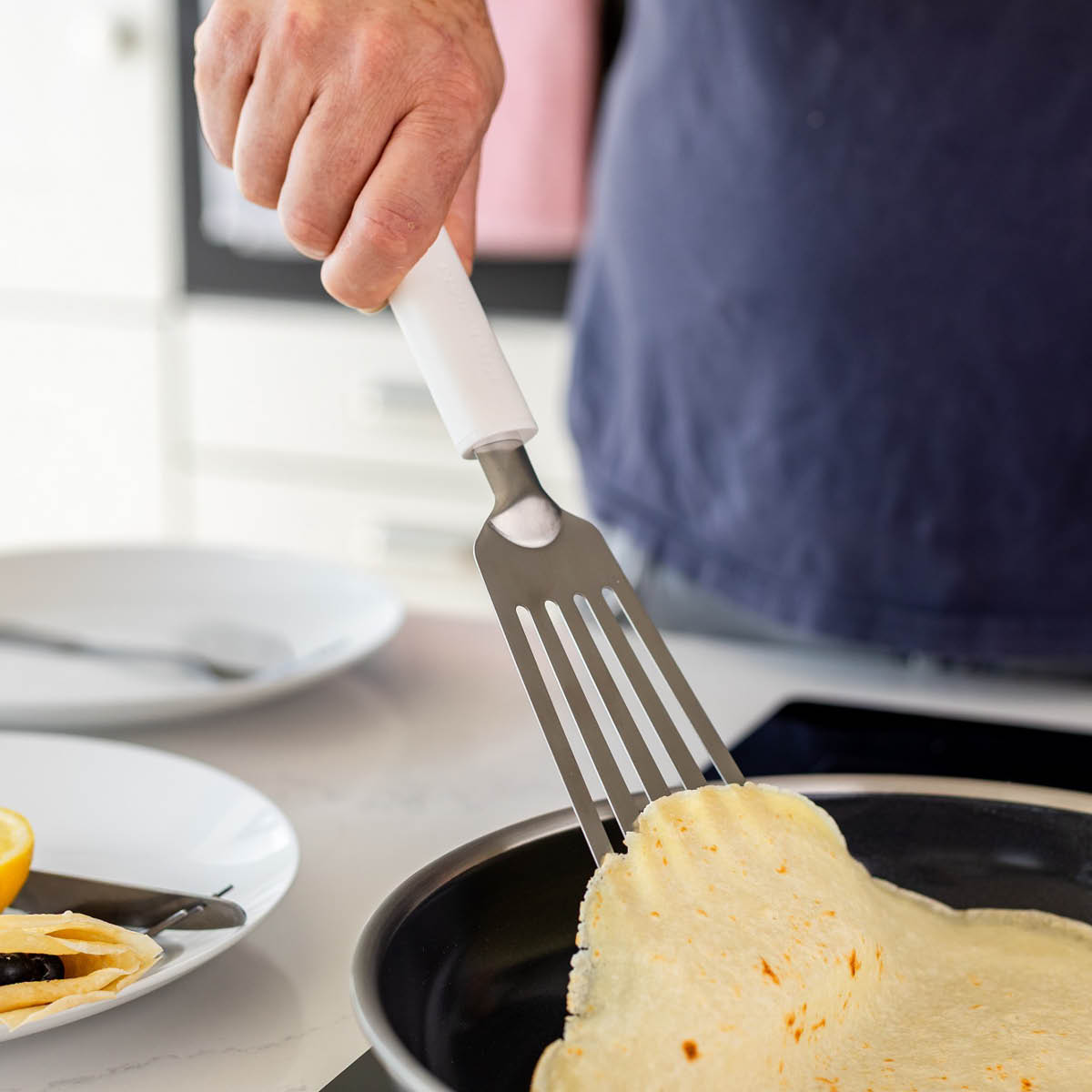 KitchenAid KitchenAid Classic stekespade perforert 32 cm porcelain white