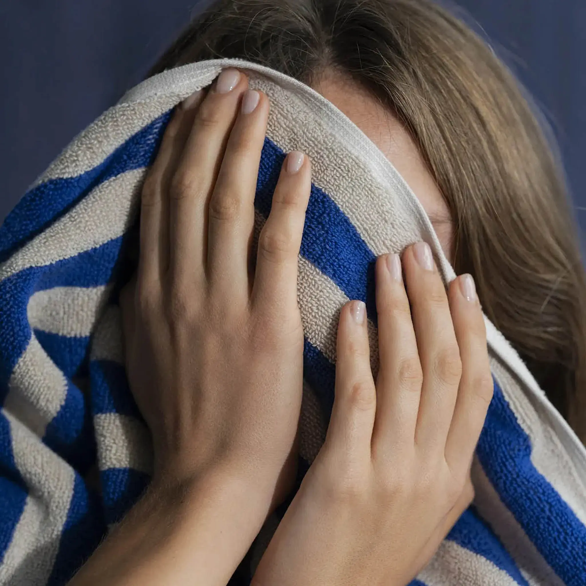 Blomus Arto handduk 100x50 cm beige/blå bredrandig