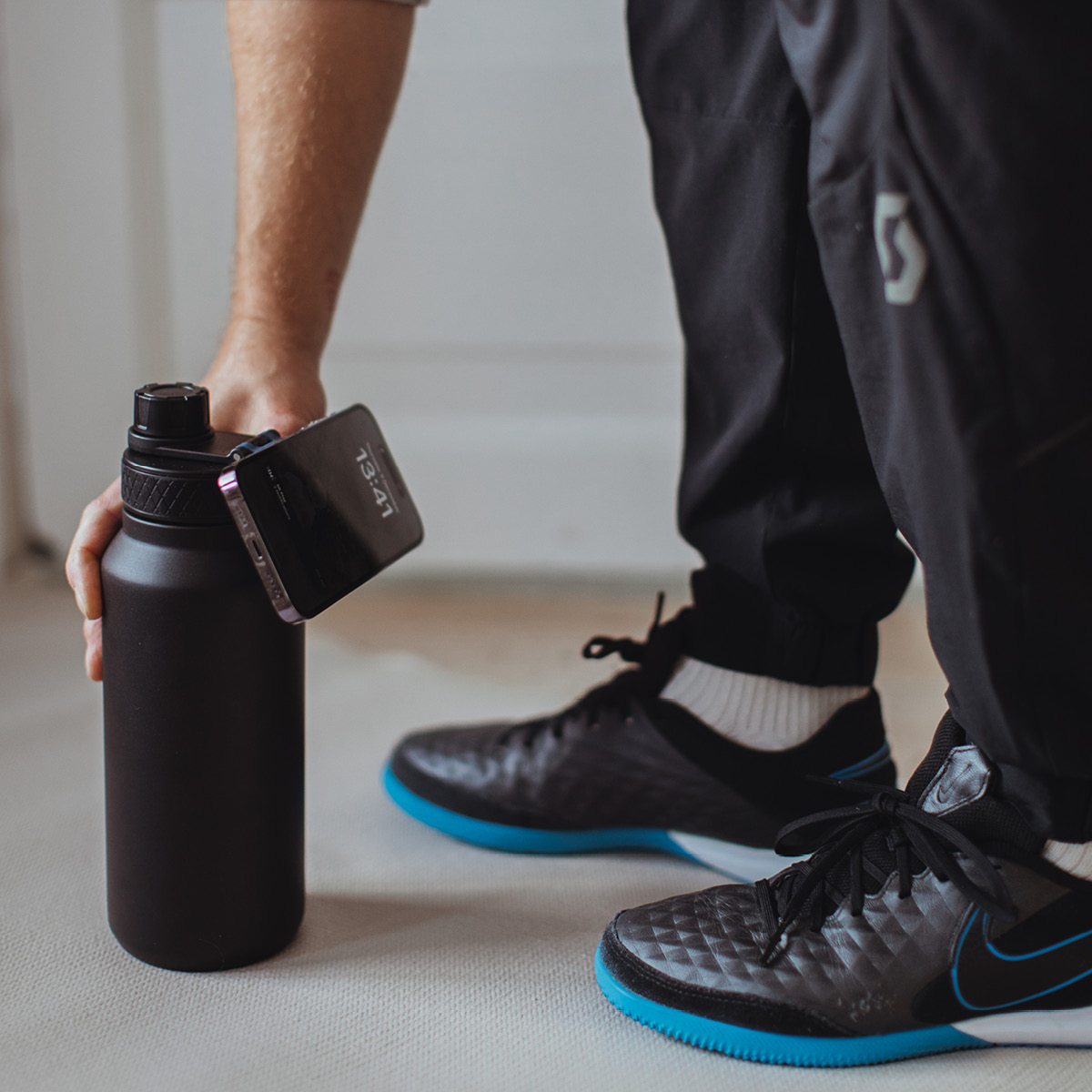 Dorre Flory flaske dobbeltvegget 0,9L med mobilholder og magnet svart/grå