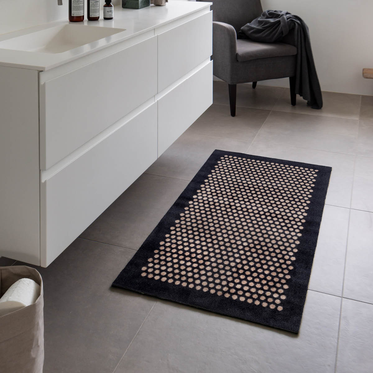 Tica Copenhagen Dot golvmatta 120x67 cm svart/sand