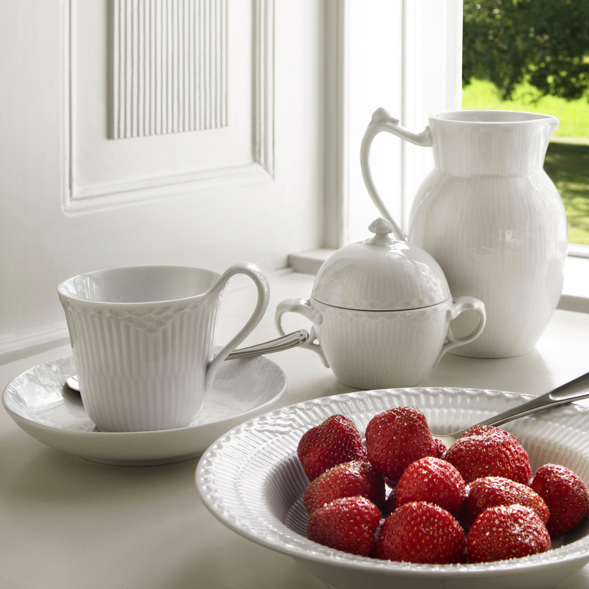 Royal Copenhagen Hvit Riflet Halvblonde høyhankskopp m/skål 24 cl