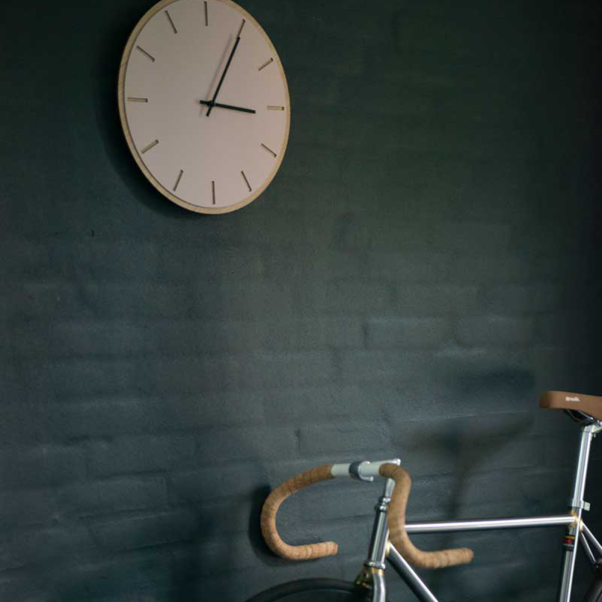 Hemverk Powder Seinäkello 28 cm Vaaleanpunainen/Musta