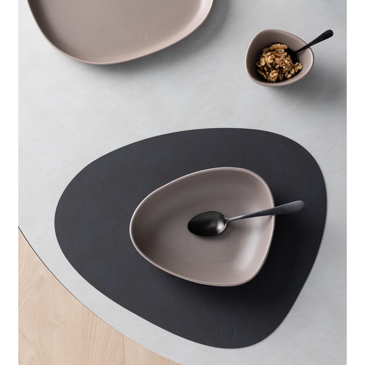 LIND DNA Curve Stoneware dyp tallerken 22x19 cm varm grå