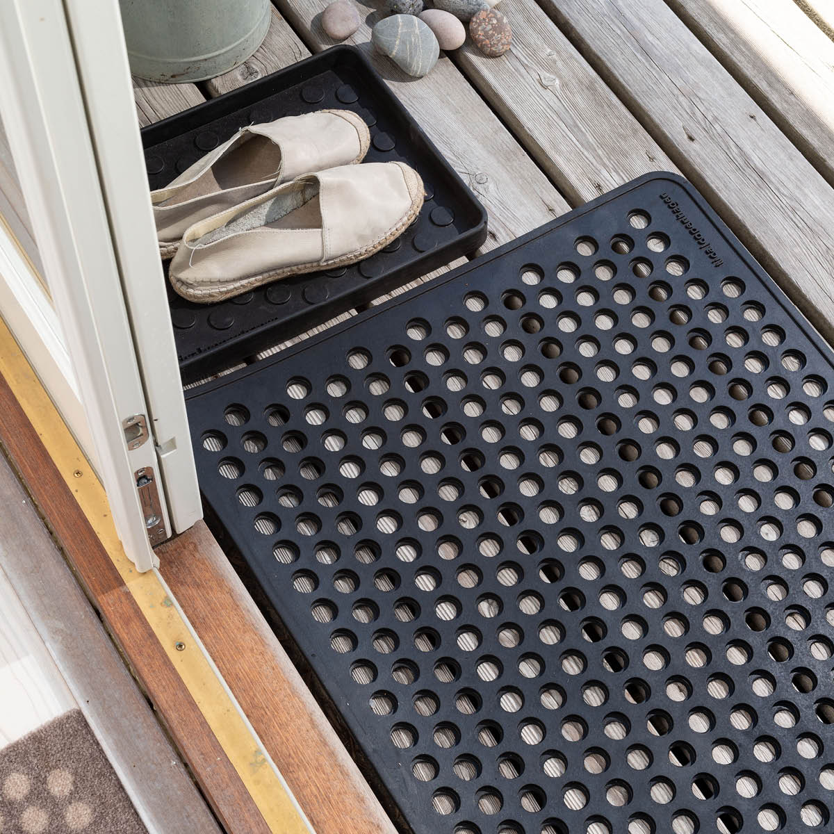 Tica Copenhagen Dot dørmatte gummi 90x60 cm svart