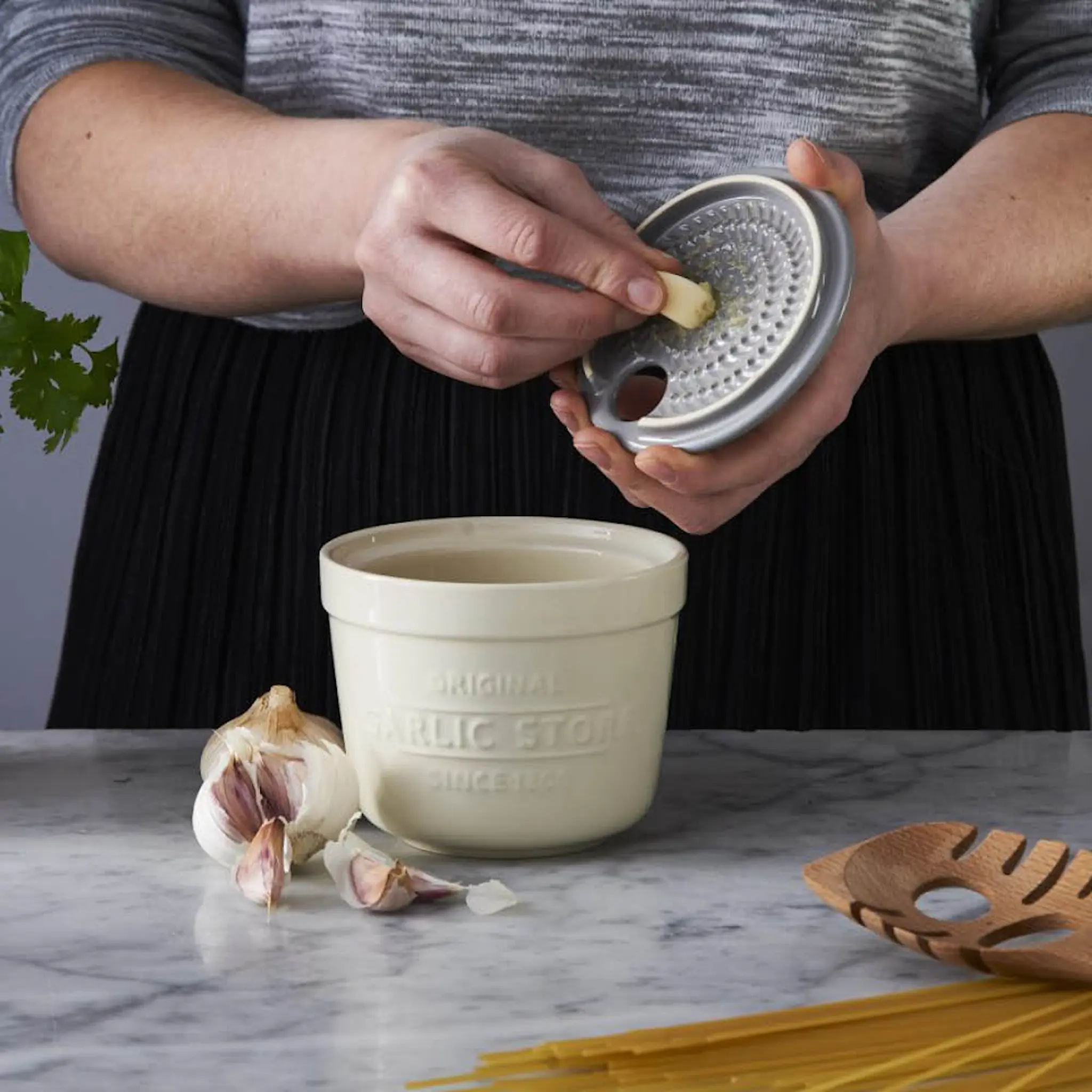 Mason Cash Innovative Kitchen vitlöksgömma med rivlock creme