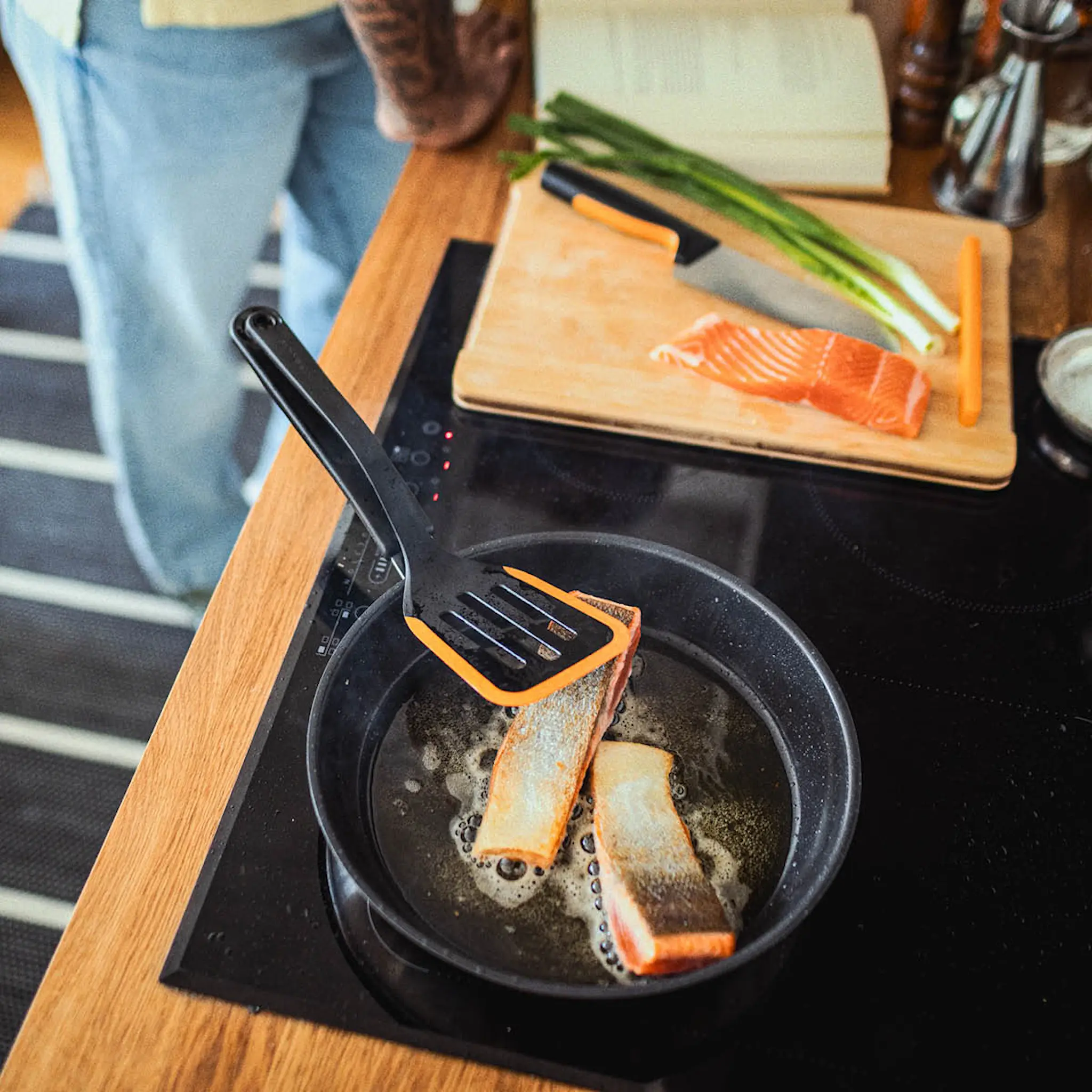 Fiskars Functional Form stekespade perforert 41 cm svart