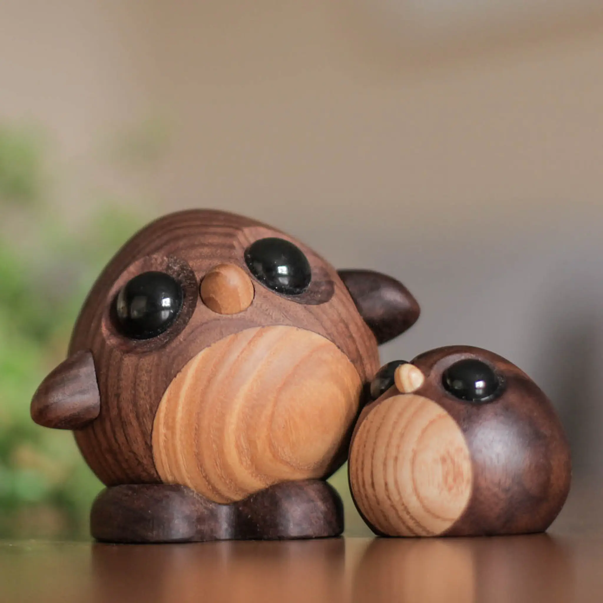 FableWood Puufiguuri Pingviininpoikanen Freddy 5 cm Pähkinä/Saarni