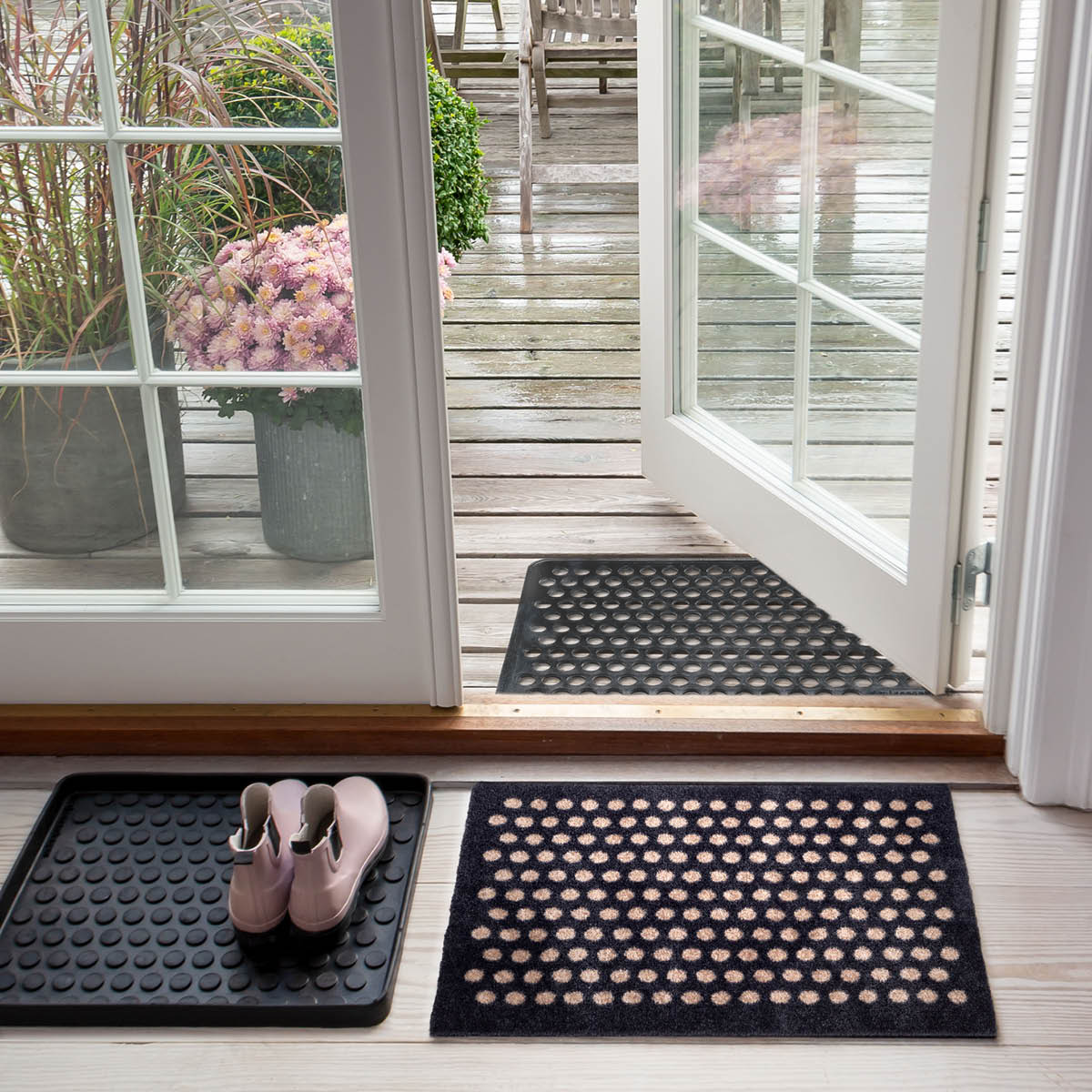 Tica Copenhagen Dot golvmatta 40x60 cm svart/sand