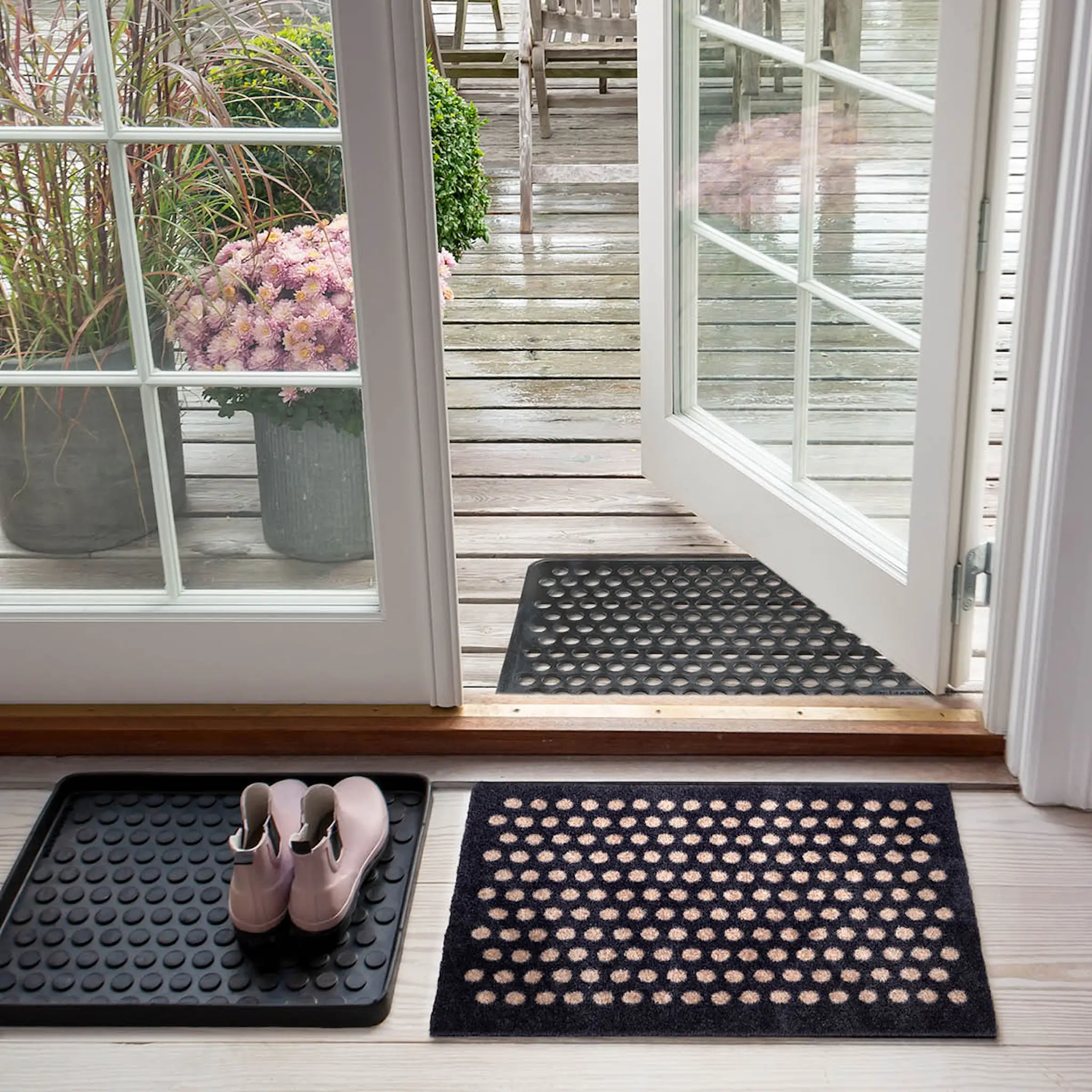 Tica Copenhagen Dot Matto 40x60 cmMusta/Hiekka