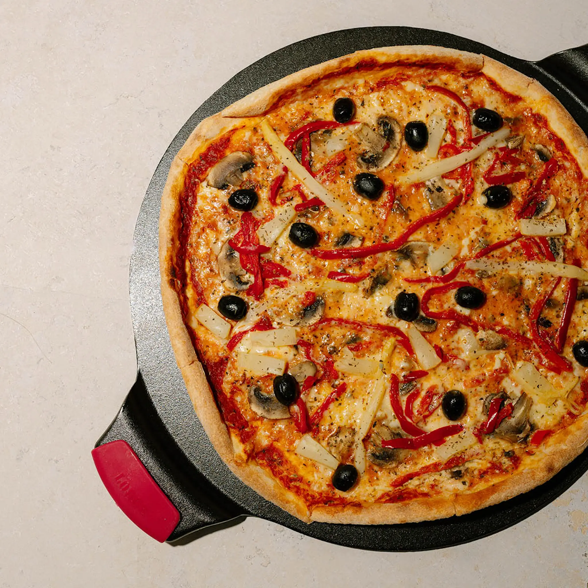 Lodge Classic Bakeware Pizzakivi silikonikahvoilla 38x38 cm