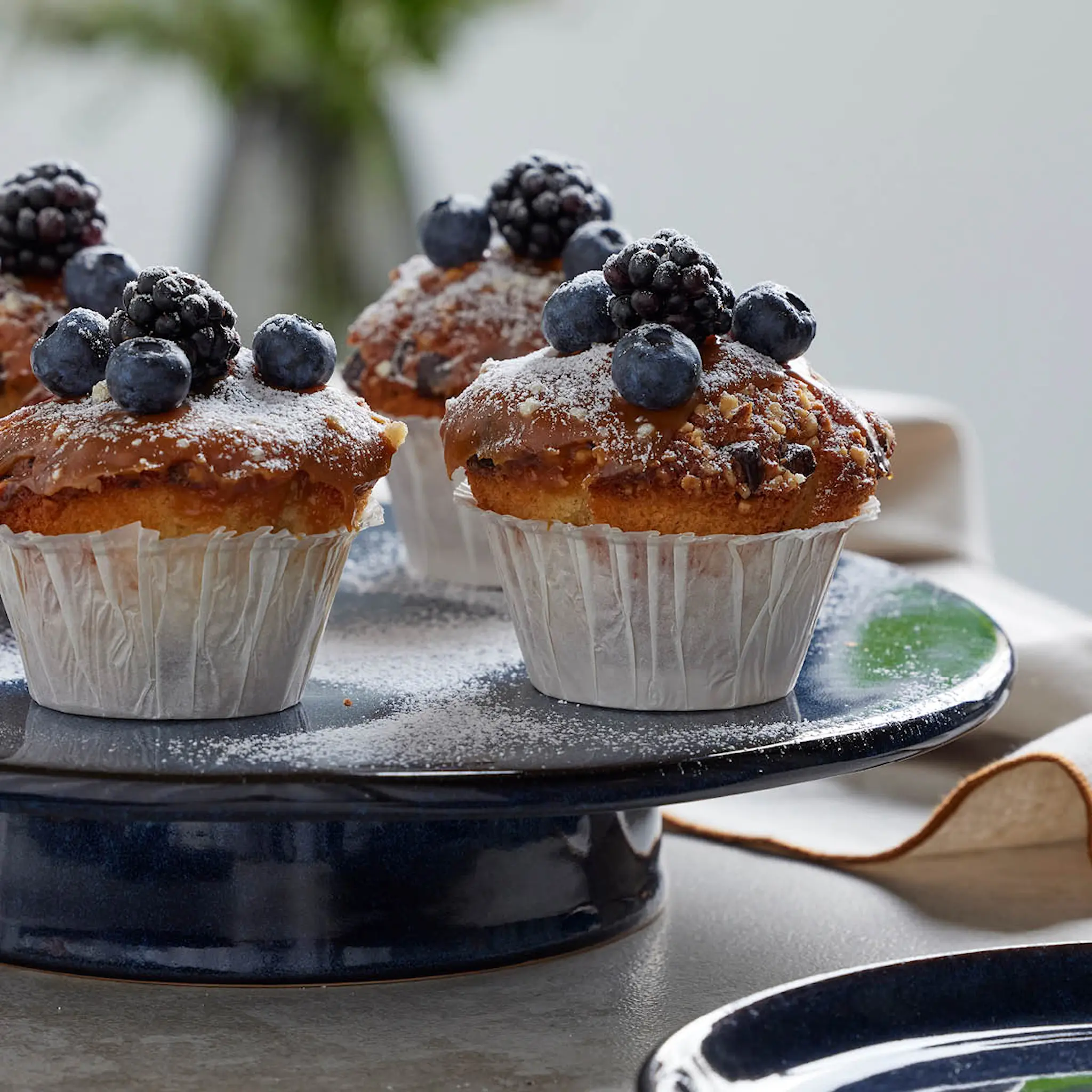 Bitz Tårtfat på fot 30x5,5 cm Mörkblå