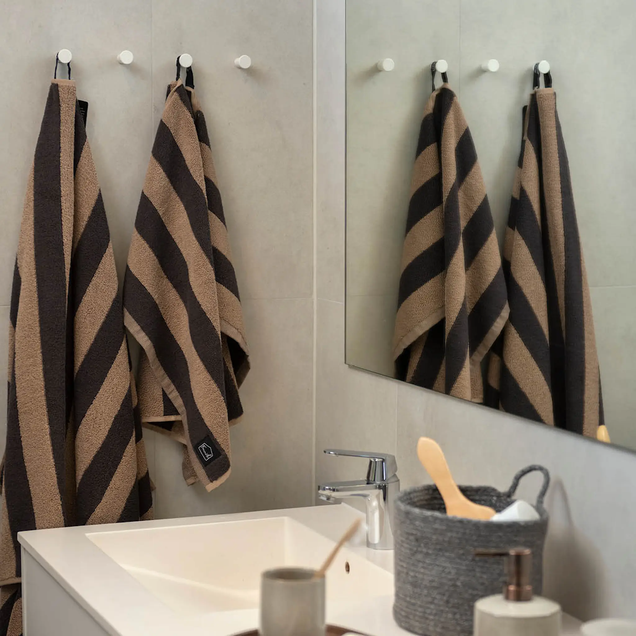 Fanni K Hanko handduk 50x70 cm granit/beige