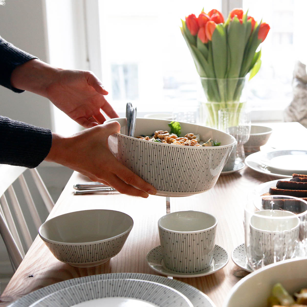 Arabia Mainio Sarastus skål 23 cm hvit/svart