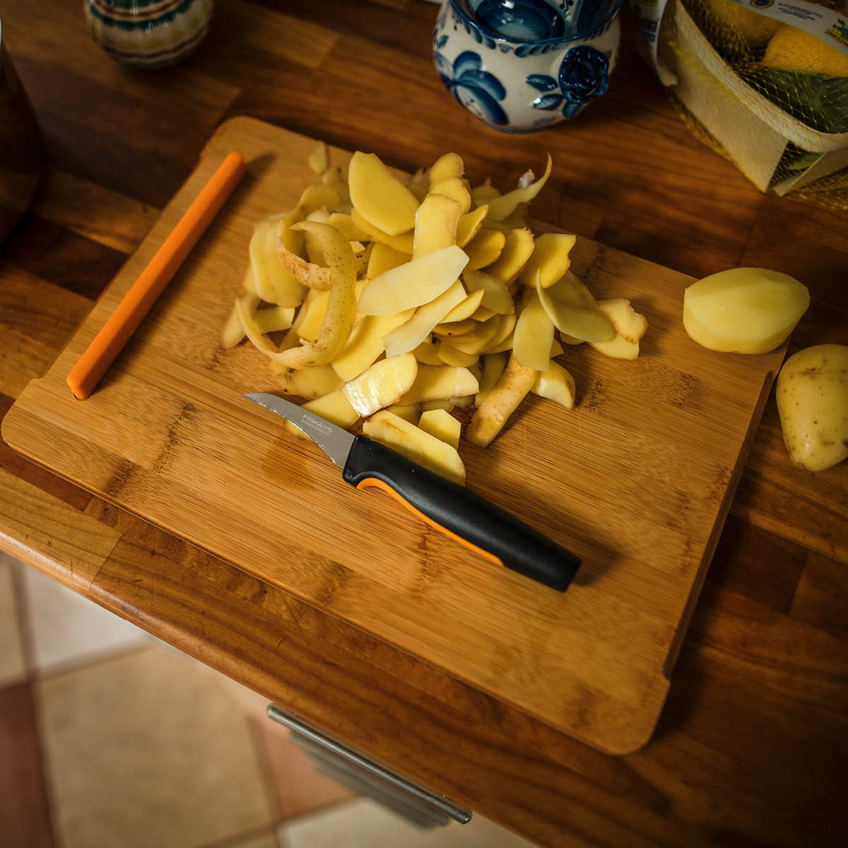 Fiskars Functional Form skrellekniv kurvet 7 cm