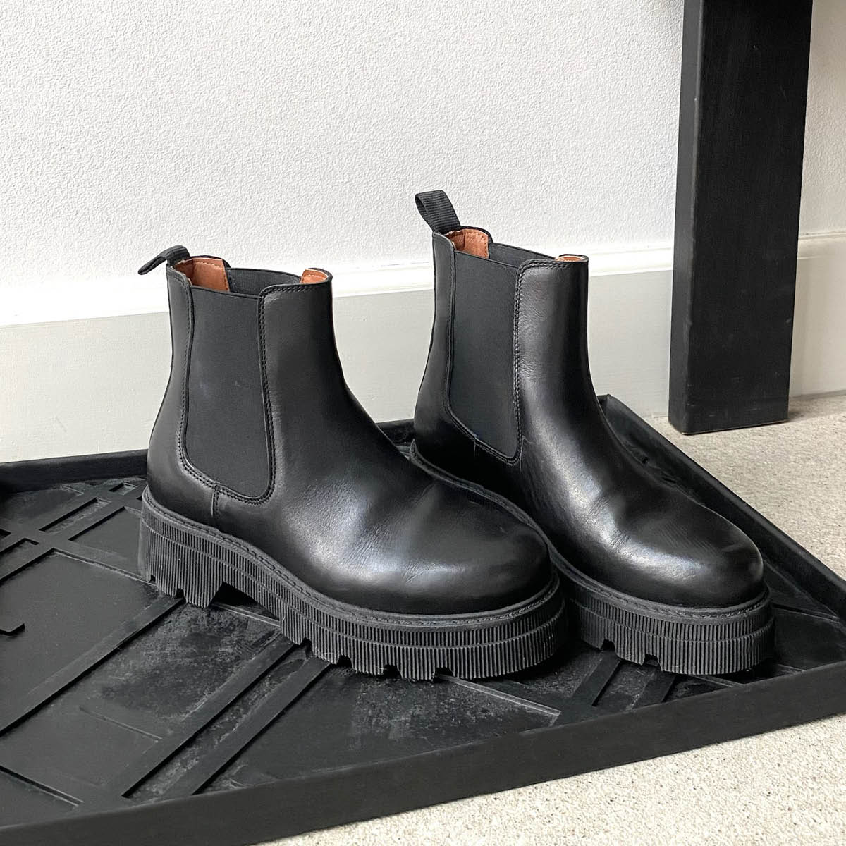 Tica Copenhagen Lines skobricka mellan 48x38x3 cm svart