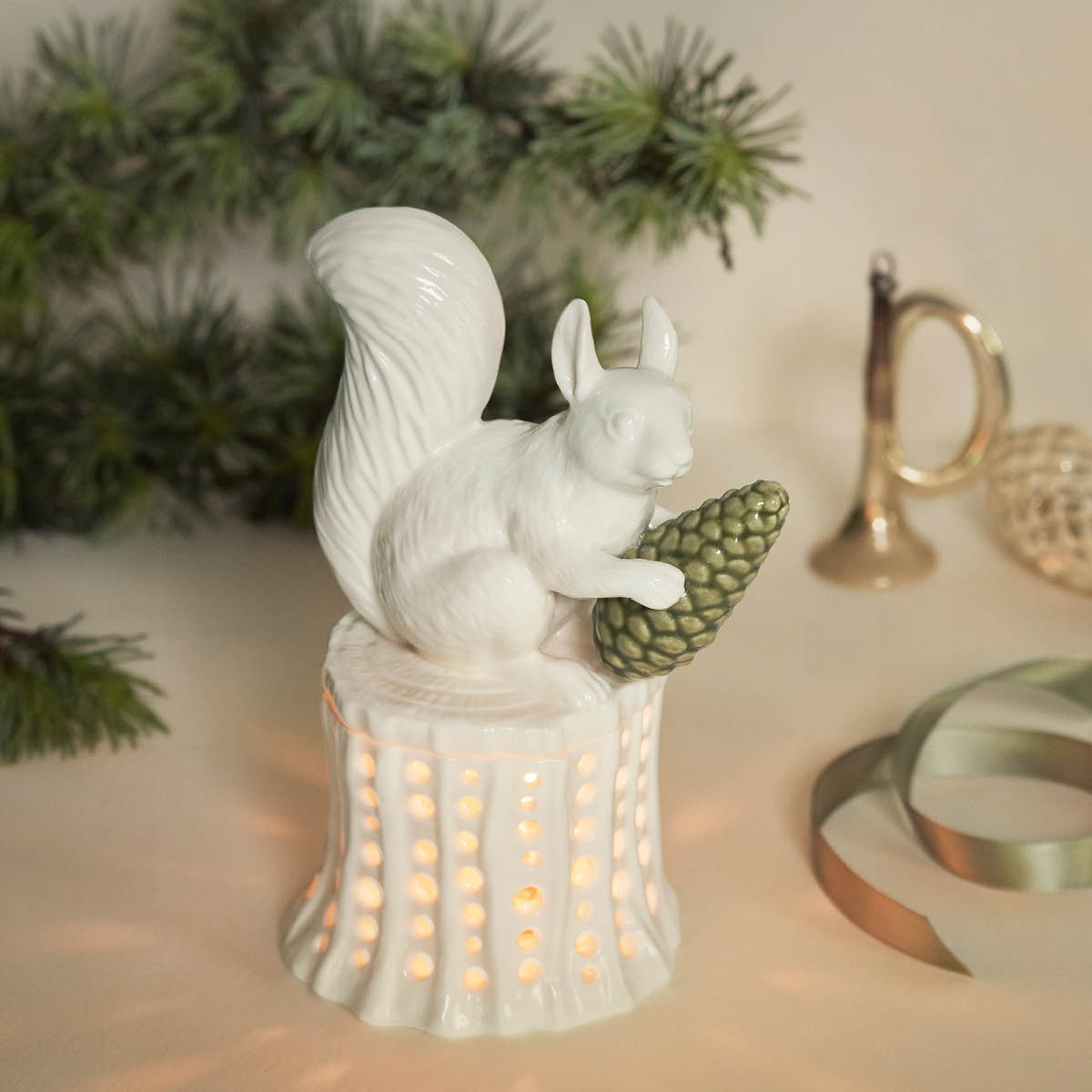 Dottir Winter Stories telysestake 15,8 cm squirrel on tree