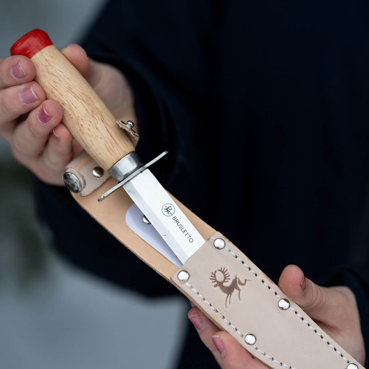 Brusletto Scoutkniv trubbig spets 18,5 cm trä/röd