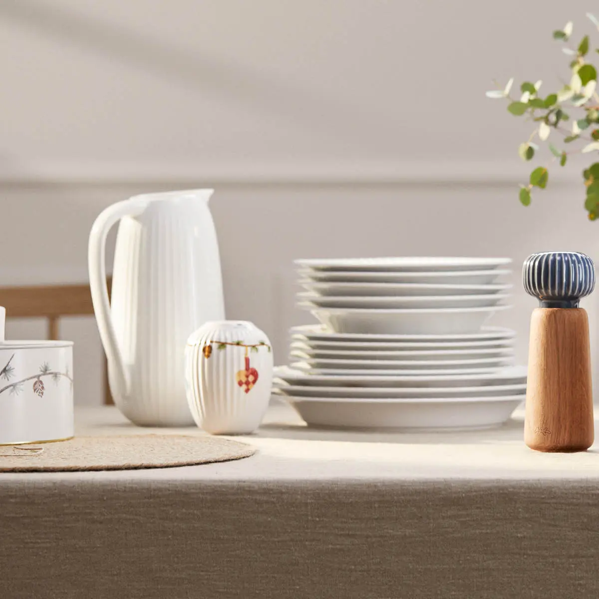 Kähler Vaso H10,5 cm Hammershøi Natale fatto a mano con acquerello, bianco Kähler Vaso H10,5 cm Hammershøi Natale fatto a mano con acquerello, bianco