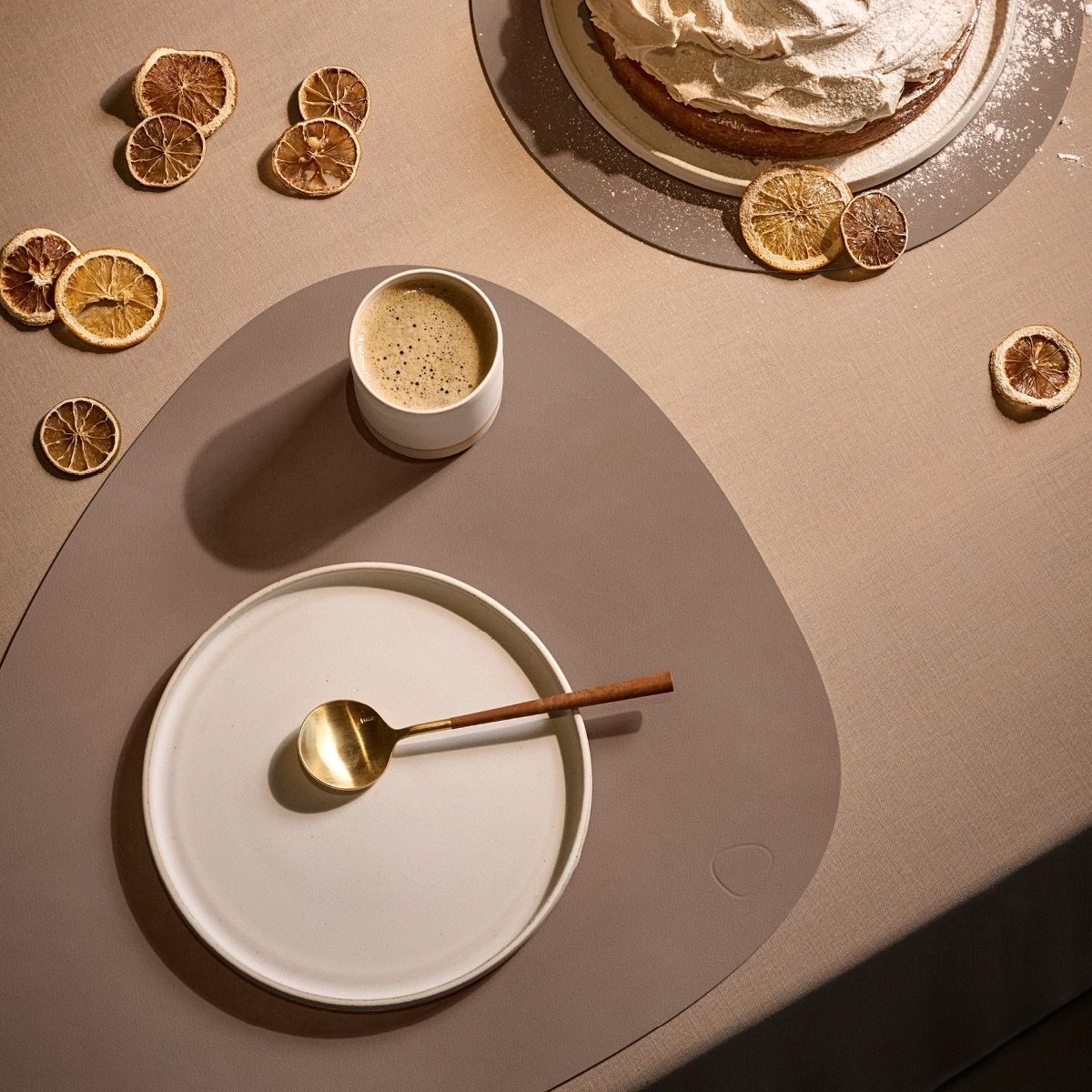 LIND DNA Curve Nupo Pöytätabletti 37x44 cm Truffle