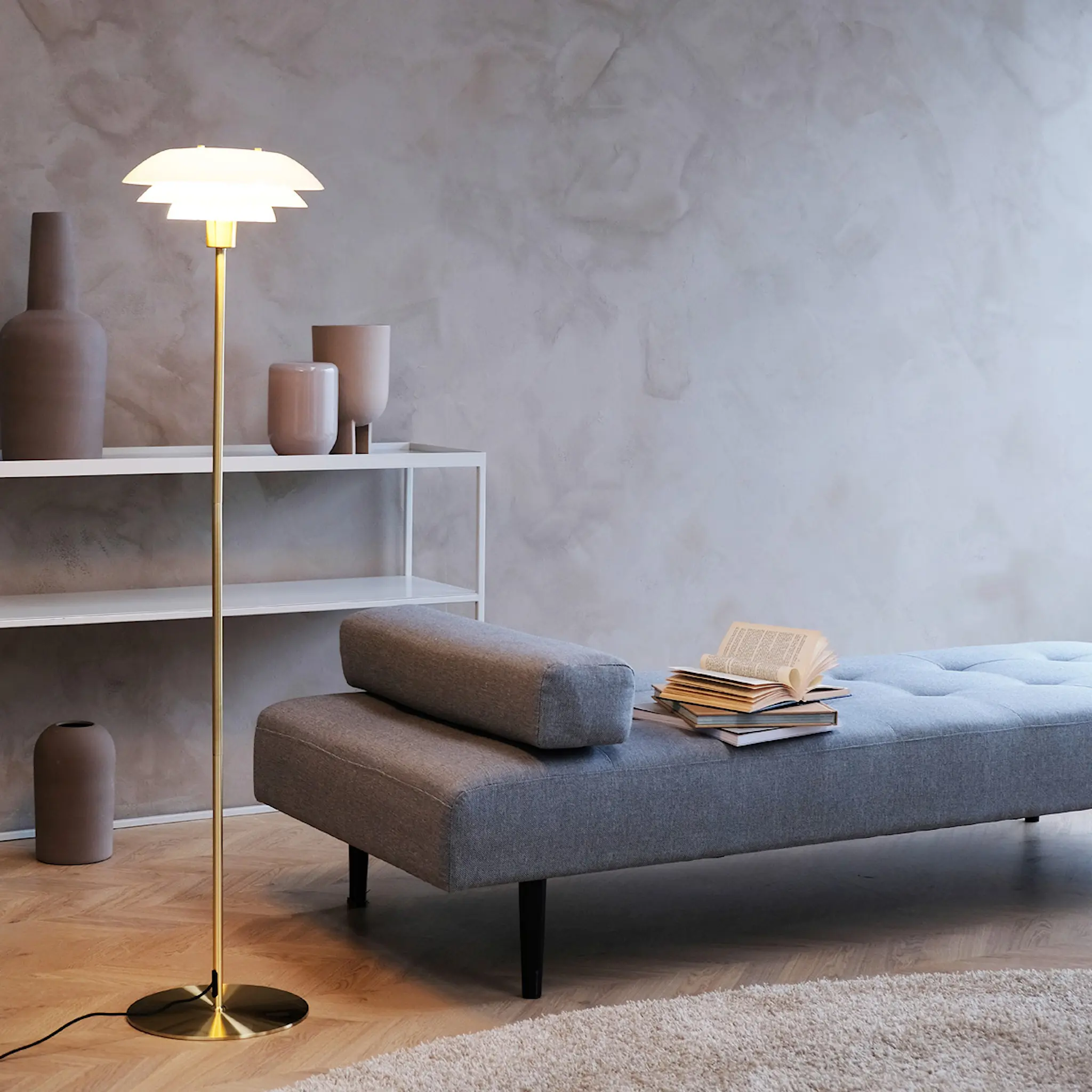 Dyberg Larsen DL31 golvlampa 133 cm opal/mässing
