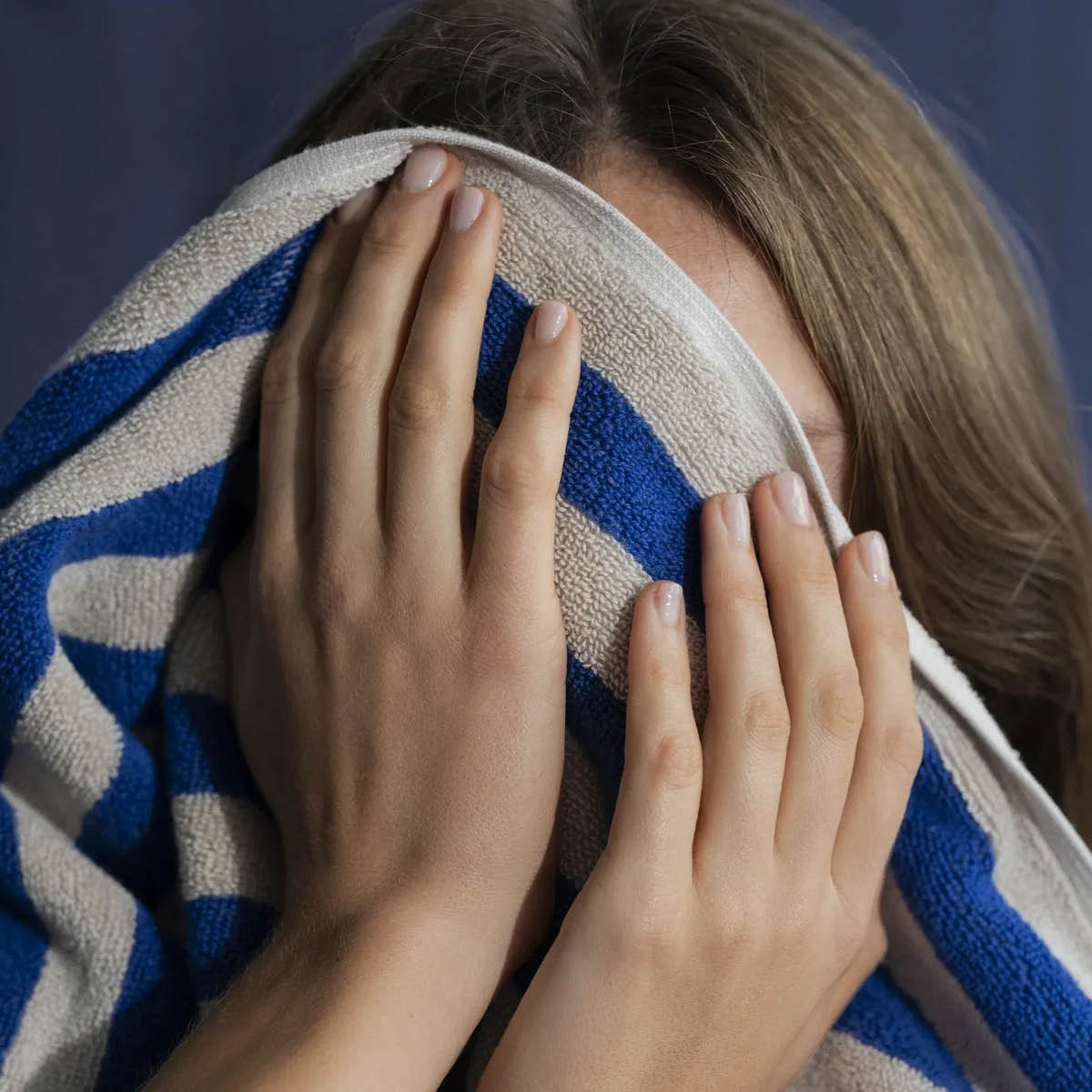 Blomus Arto badhandduk 140x70 cm beige/blå bredrandig