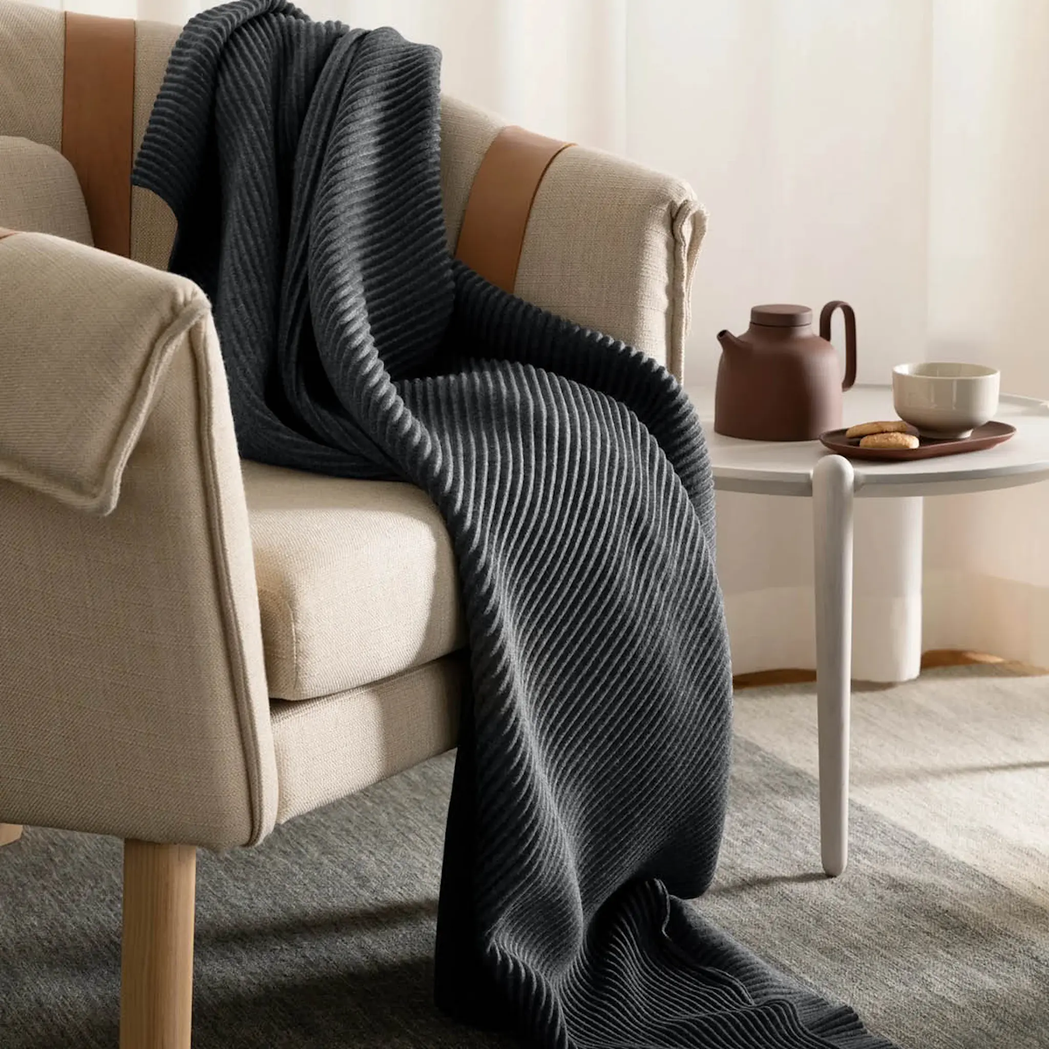 Design House Stockholm Pleeace pläd 140x170 cm mörkgrå