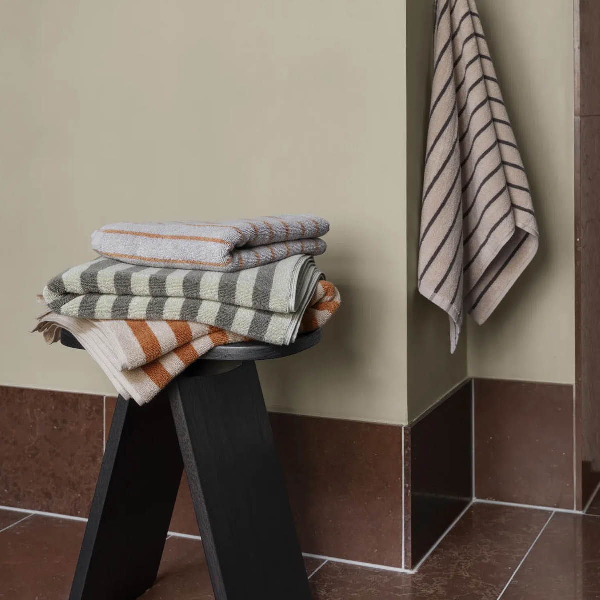 Blomus Arto badhandduk 140x70 cm beige/orange bredrandig