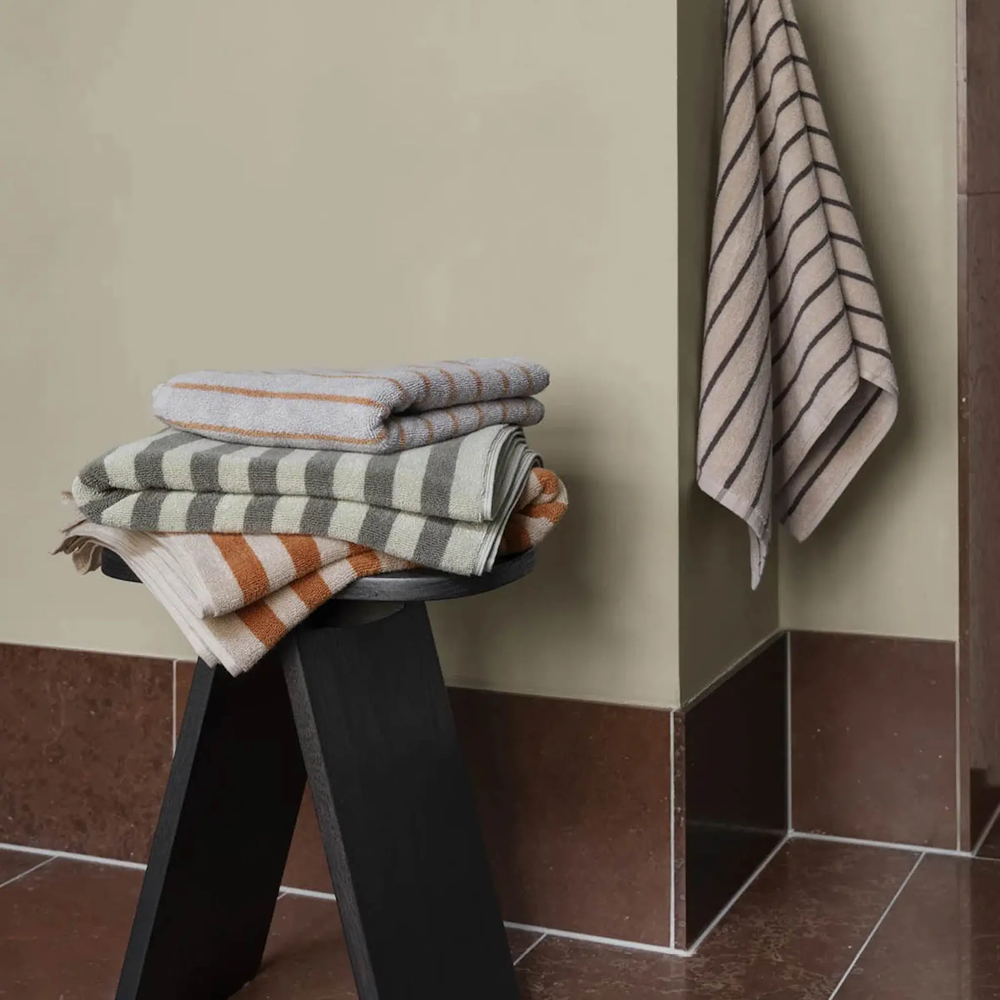 Blomus Arto badhandduk 140x70 cm beige/orange bredrandig