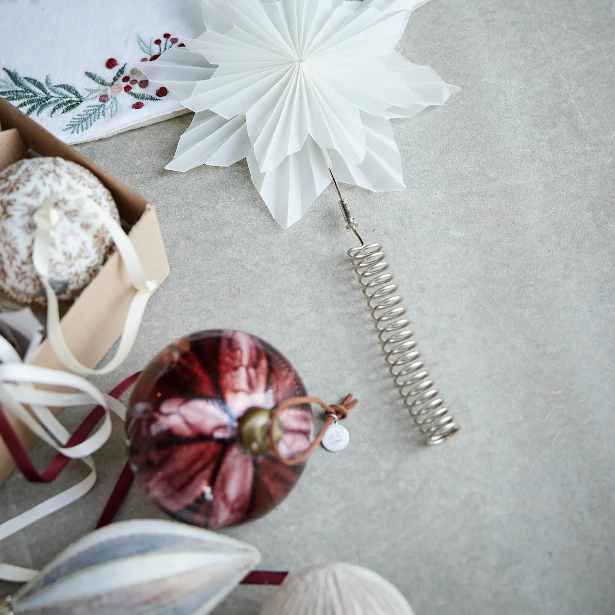 Lene Bjerre Nomillia julgransdekoration avlång 13 cm lila/benvit