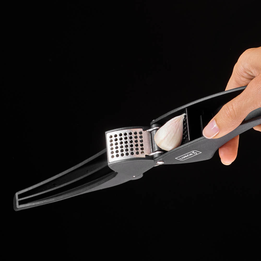 Lurch Vitlökspress med skrapbygel 17,5 cm svart