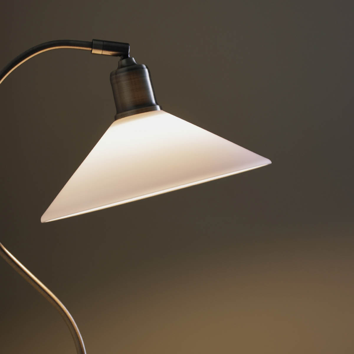 Markslöjd Vela bordslampa 49 cm antik mässing/vit