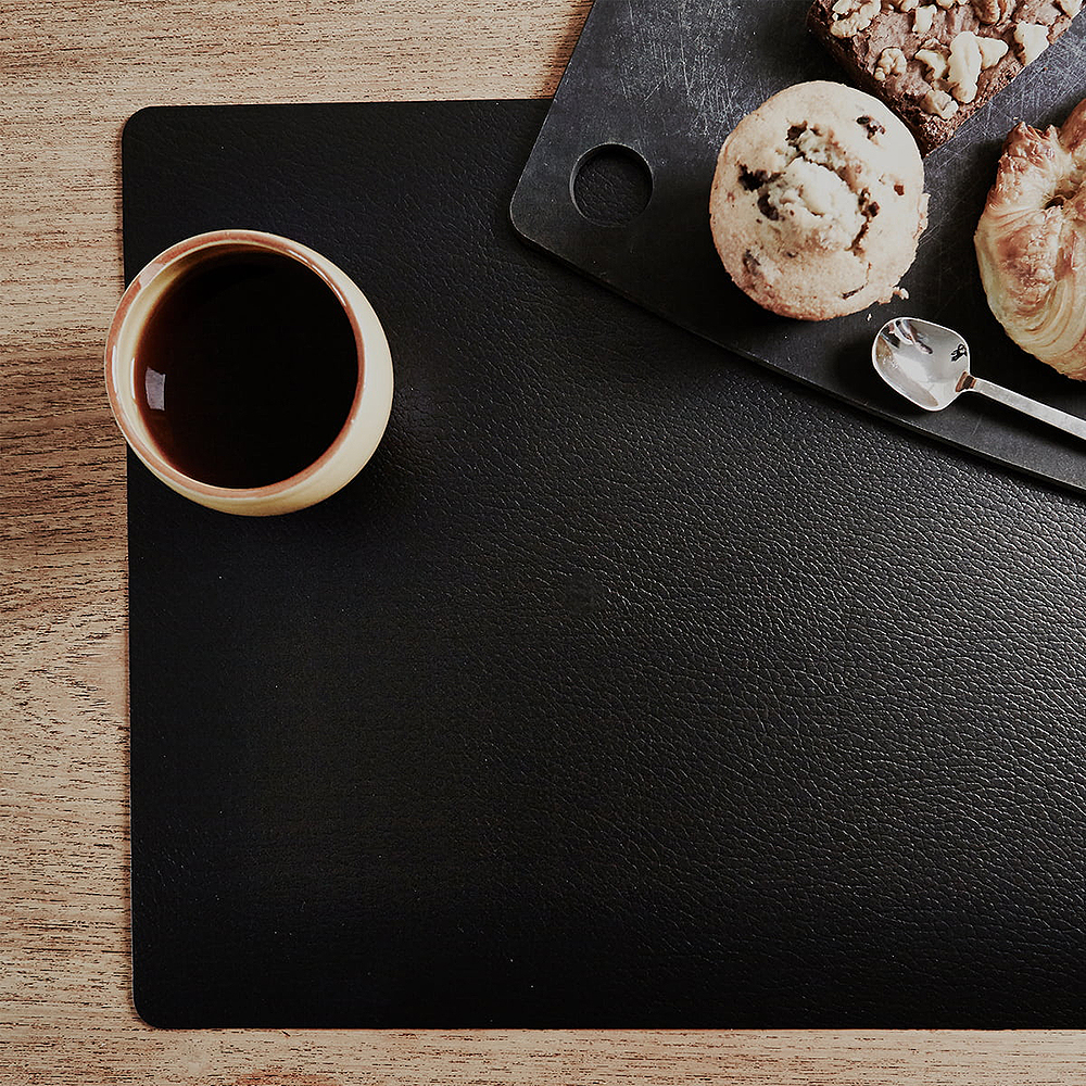 LIND DNA Square Nupo spisebrikke L 35x45 cm svart