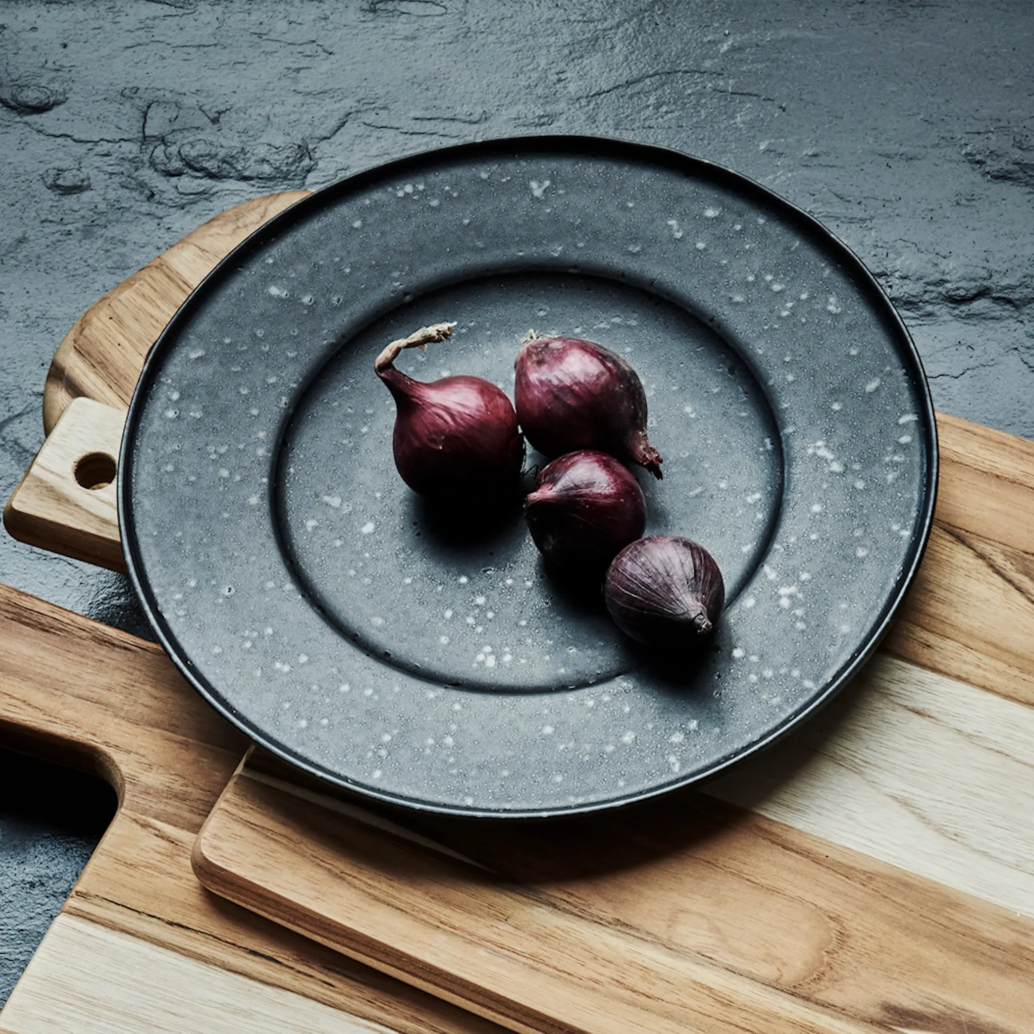 Modern House Black Satin Lautanen 23 cm Musta