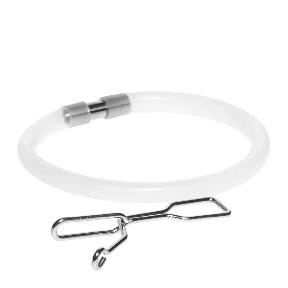 Marjukka Letku ja puristin höyrymehusiihtä varten