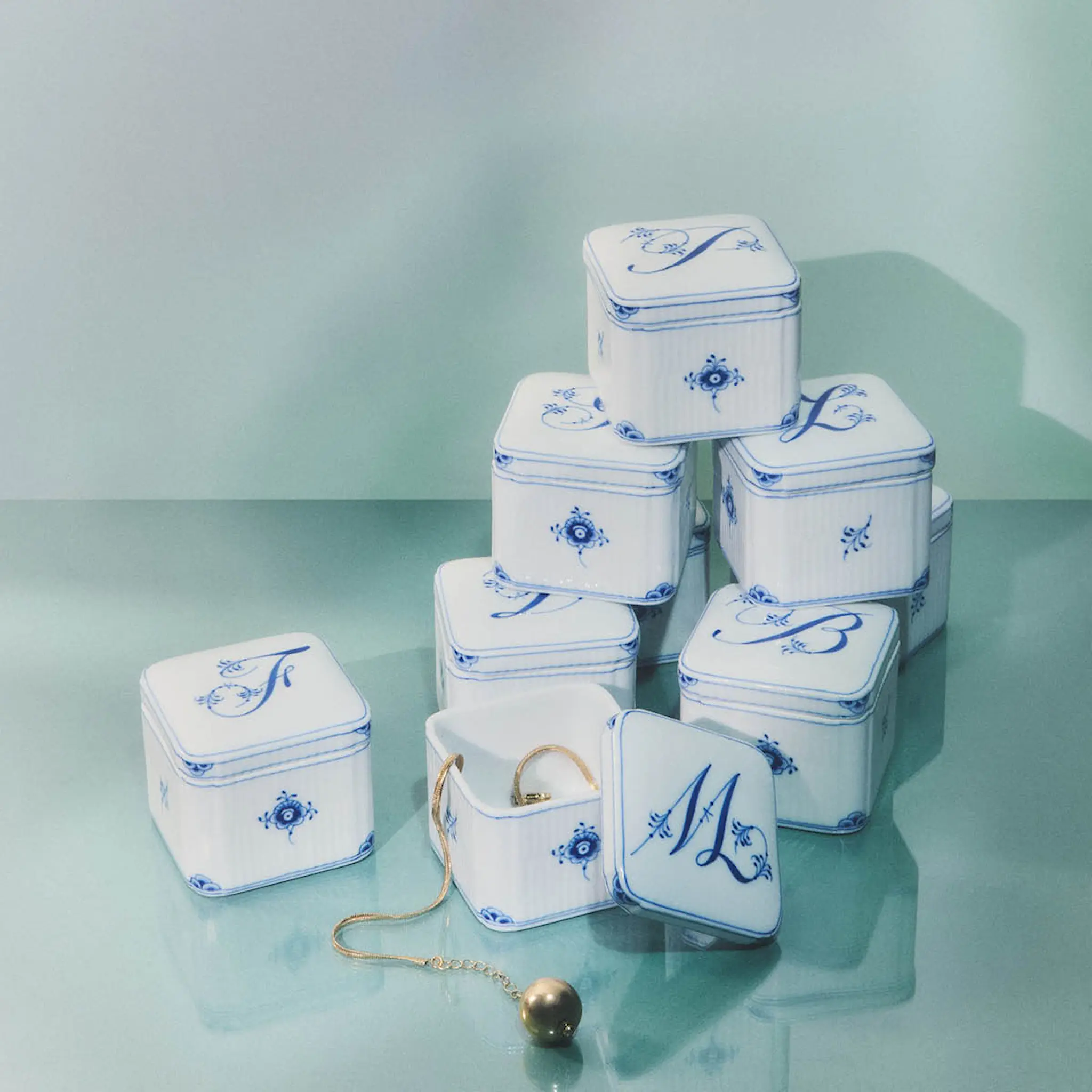 Royal Copenhagen Alphabet Collection firkantet bonbonniere F 13 cl blå/hvit