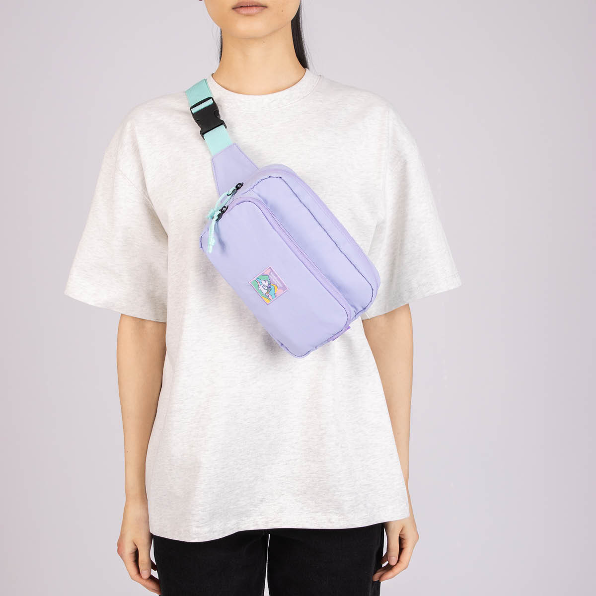 Nordicbuddies Mummi retro mageveske 25x15 cm Mummitroll på eventyr lilla