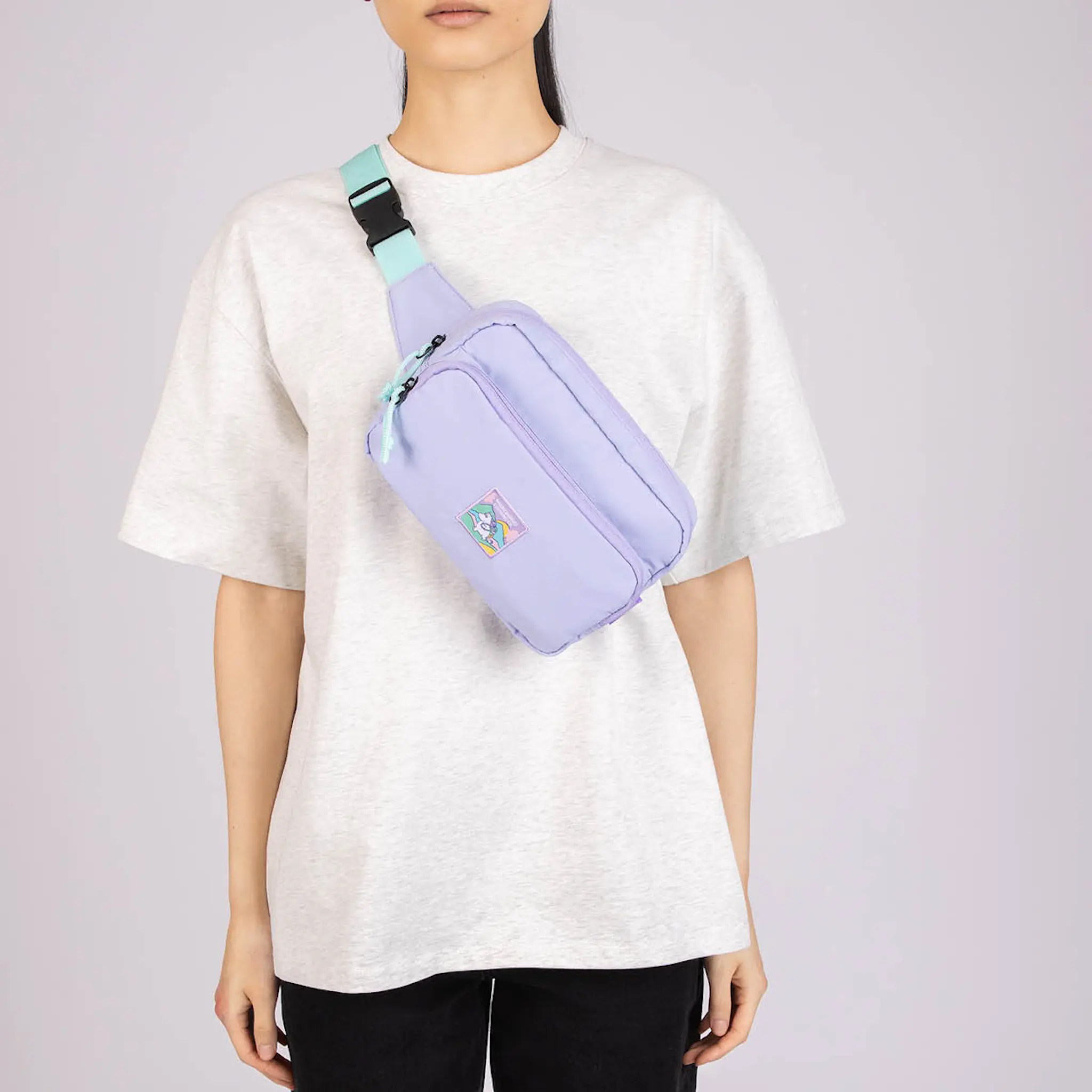 Nordicbuddies Mumin retro magväska 25x15 cm Mumin på äventyr lila