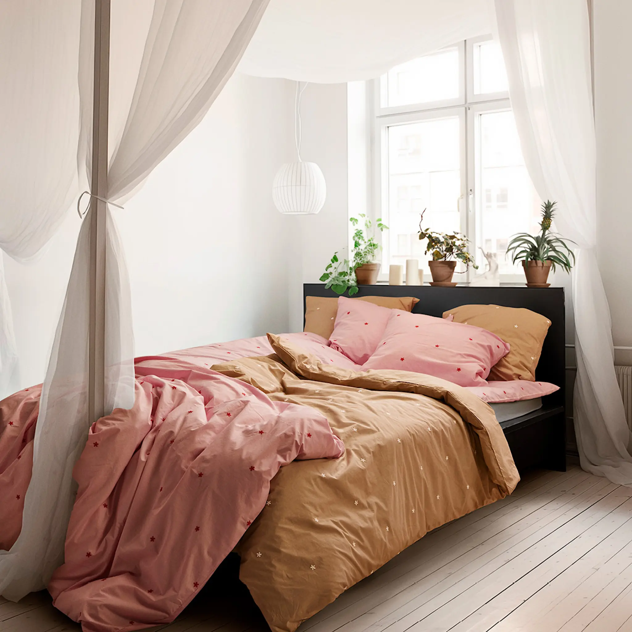 Juna Daisy påslakanset 220x220 cm sand/vit