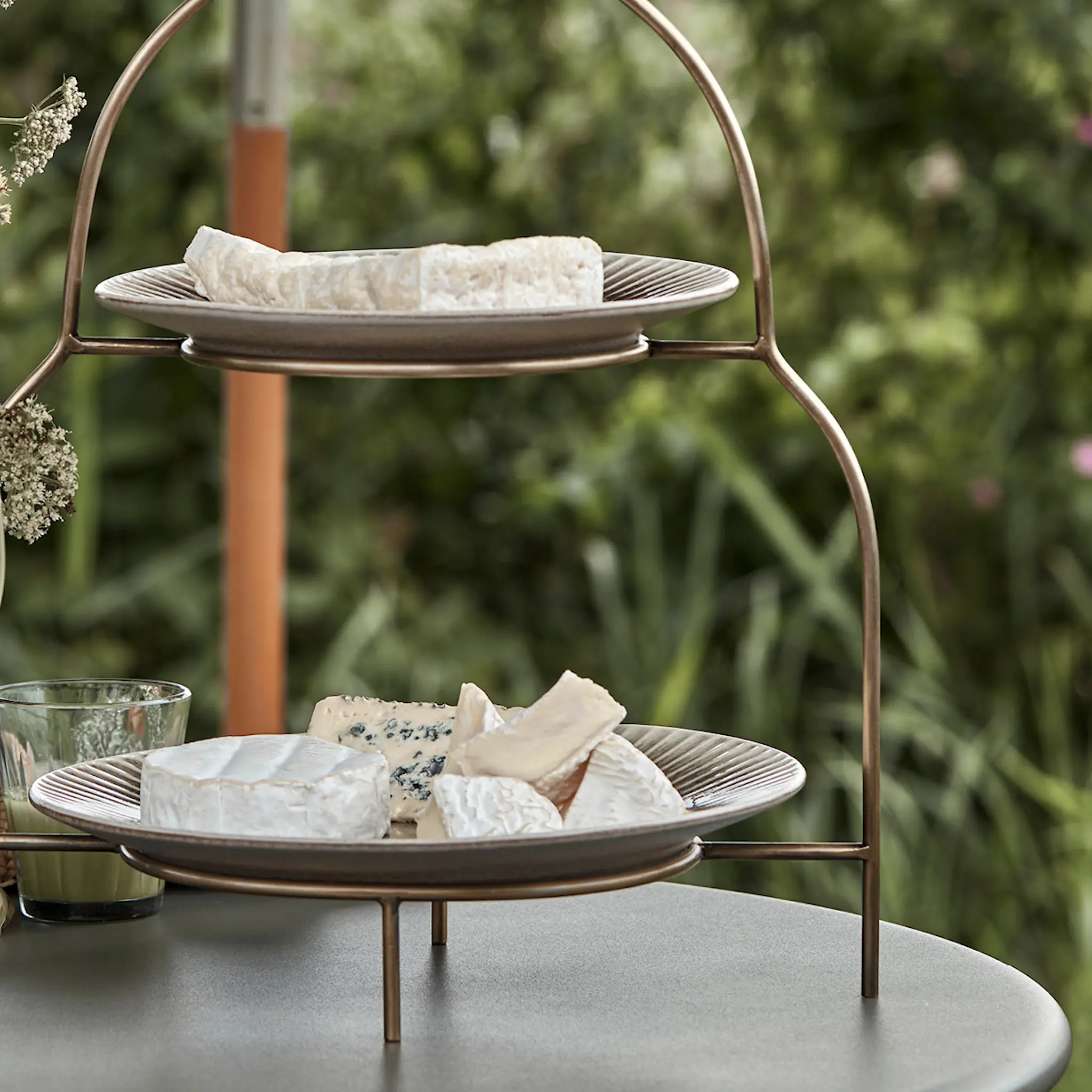 House Doctor Sana Tallriksställ 37 cm Antik Mässingsfärg