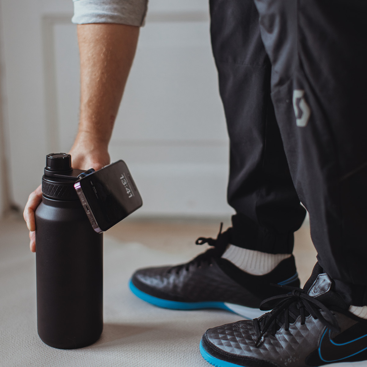 Dorre Flory flaske dobbeltvegget 0,9L med mobilholder og magnet svart/lilla